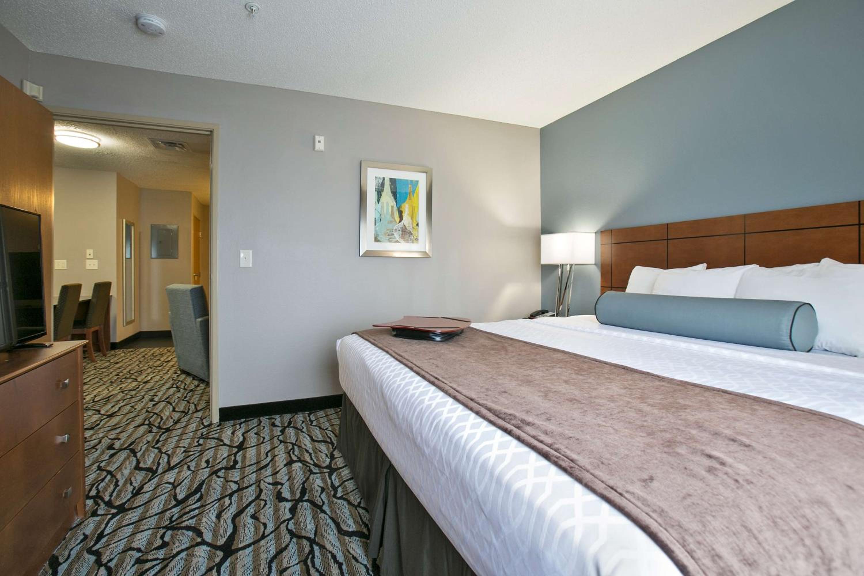 Two-Bedroom Suite - Photo 7