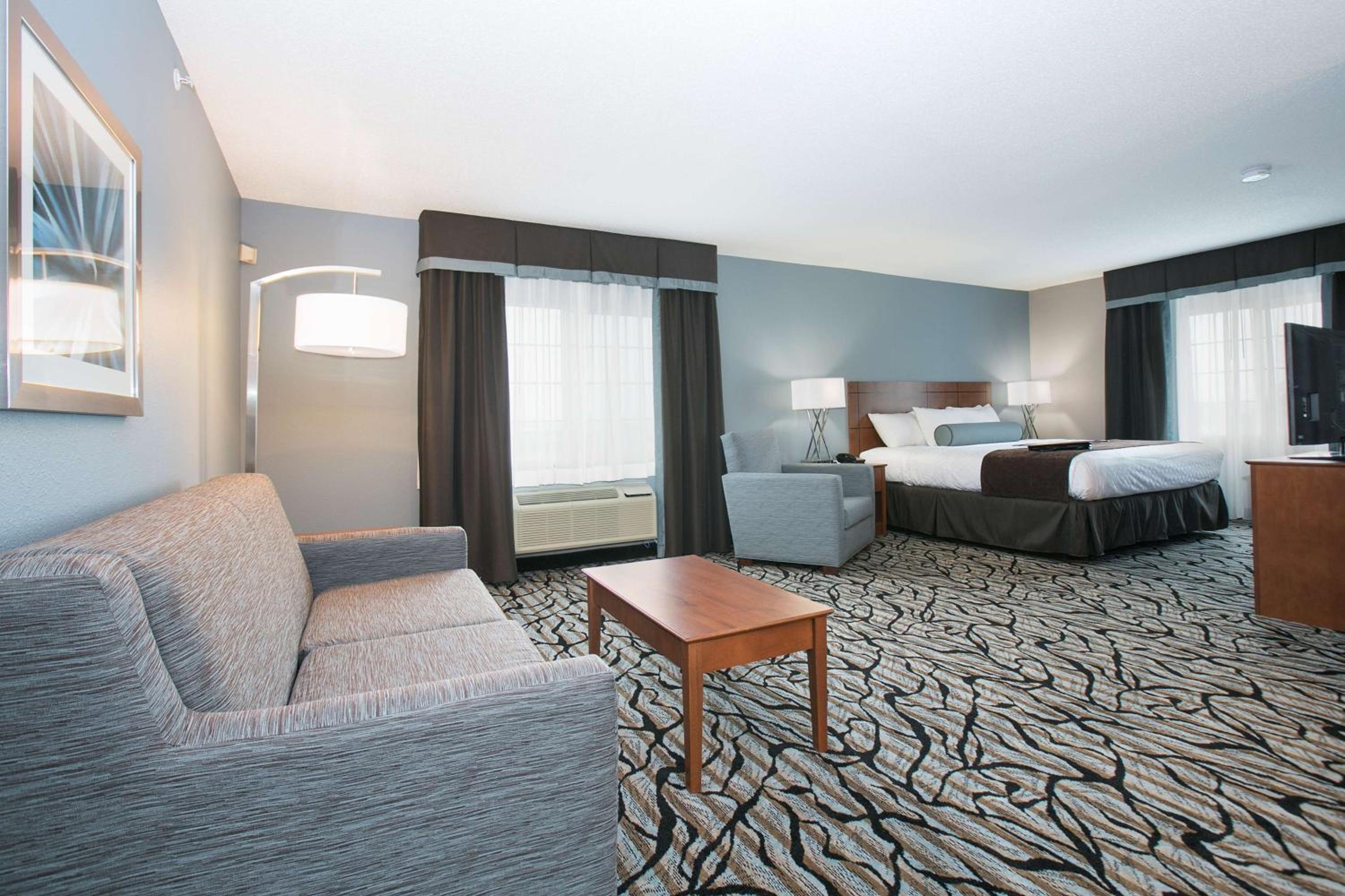 King Suite with Sofa Bed and Whirlpool - Nonsmoking - Photo 1
