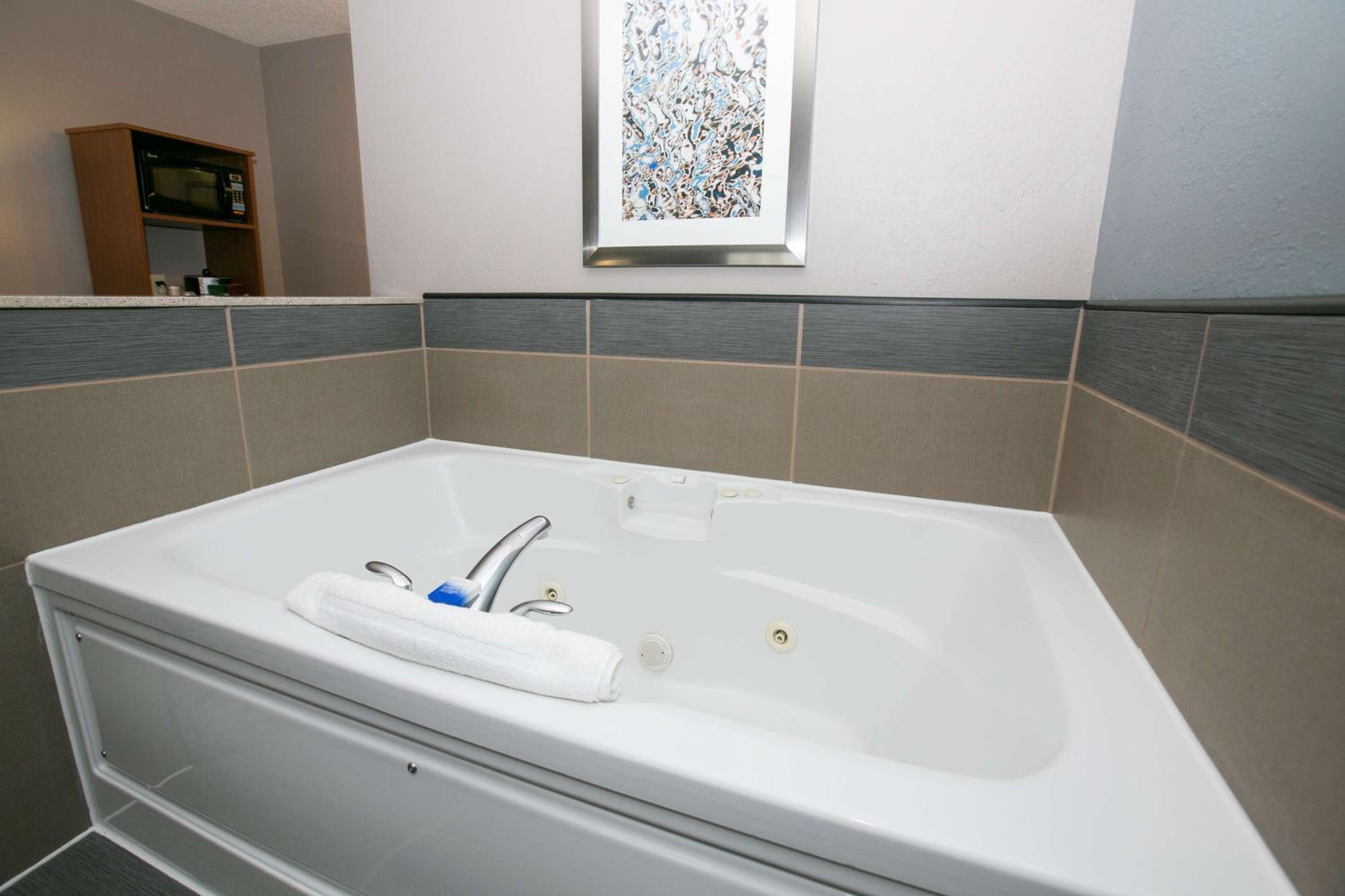 King Suite with Sofa Bed and Whirlpool - Nonsmoking - Photo 6