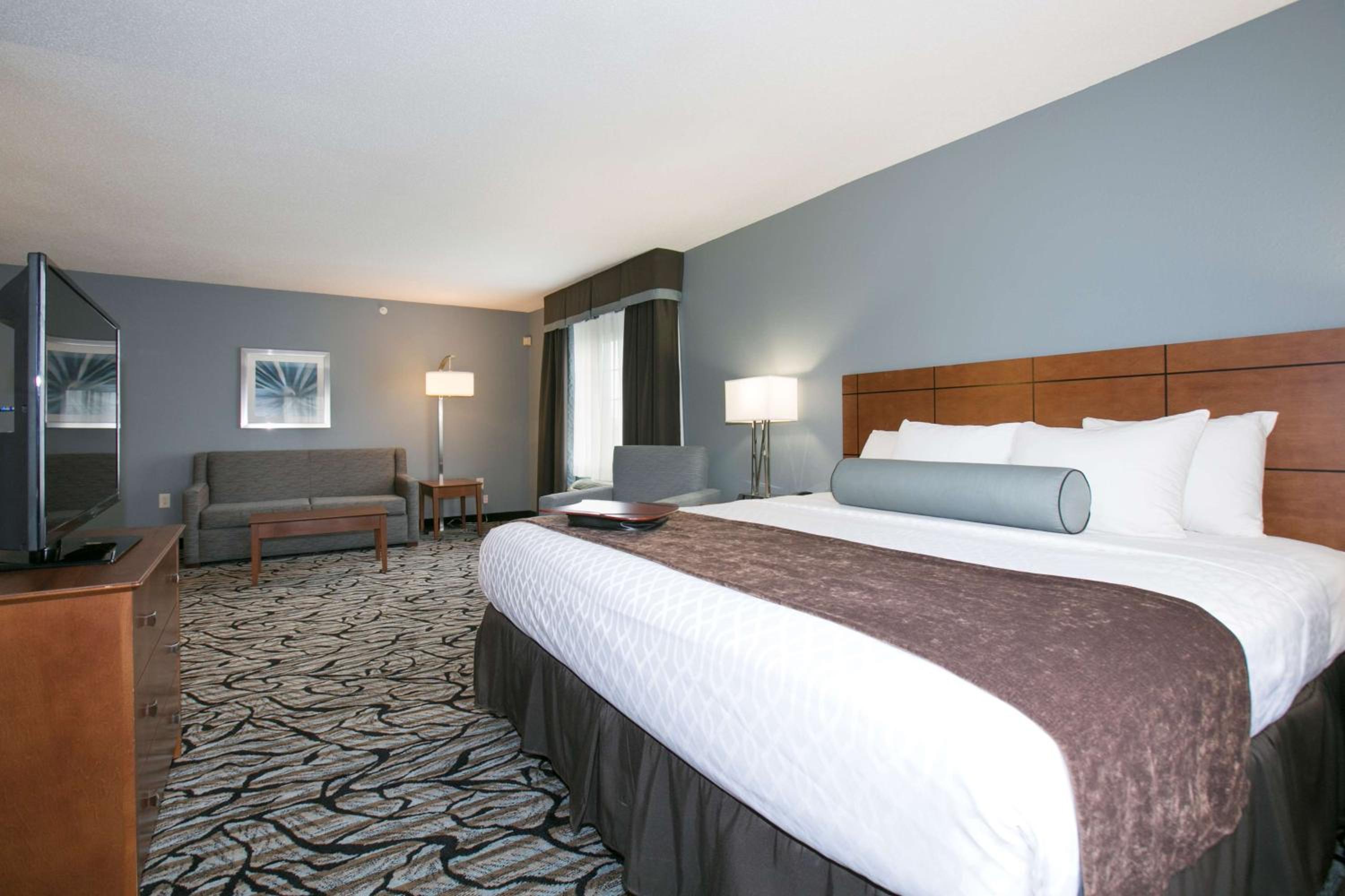 King Suite with Sofa Bed and Whirlpool - Nonsmoking - Photo 7