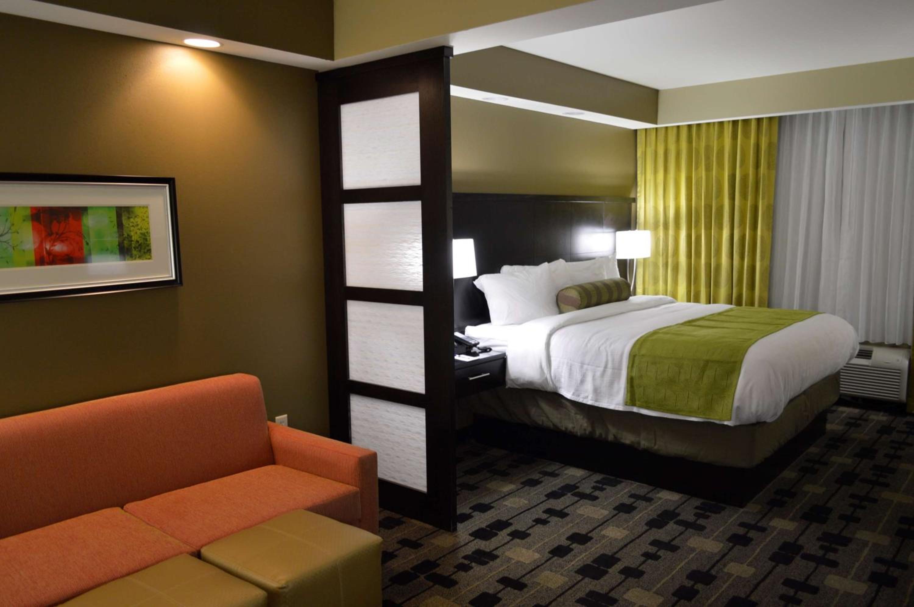 King Suite with Sofa Bed - Non Smoking photo 3