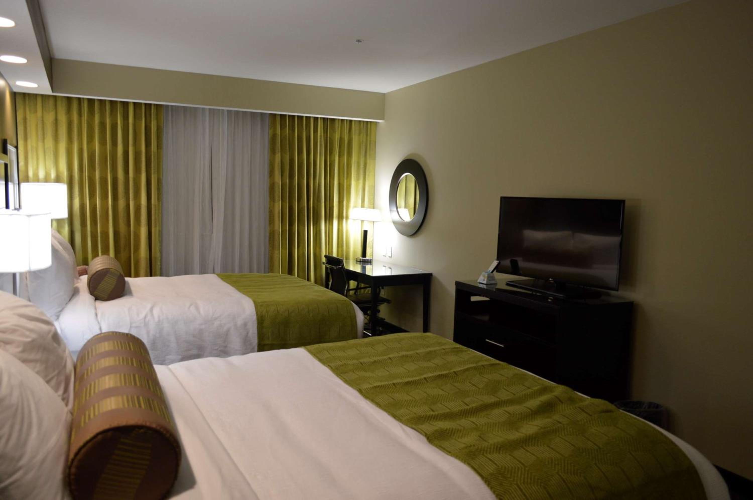 Suite with Two Queen Beds and Sofa Bed - Non-Smoking photo 3