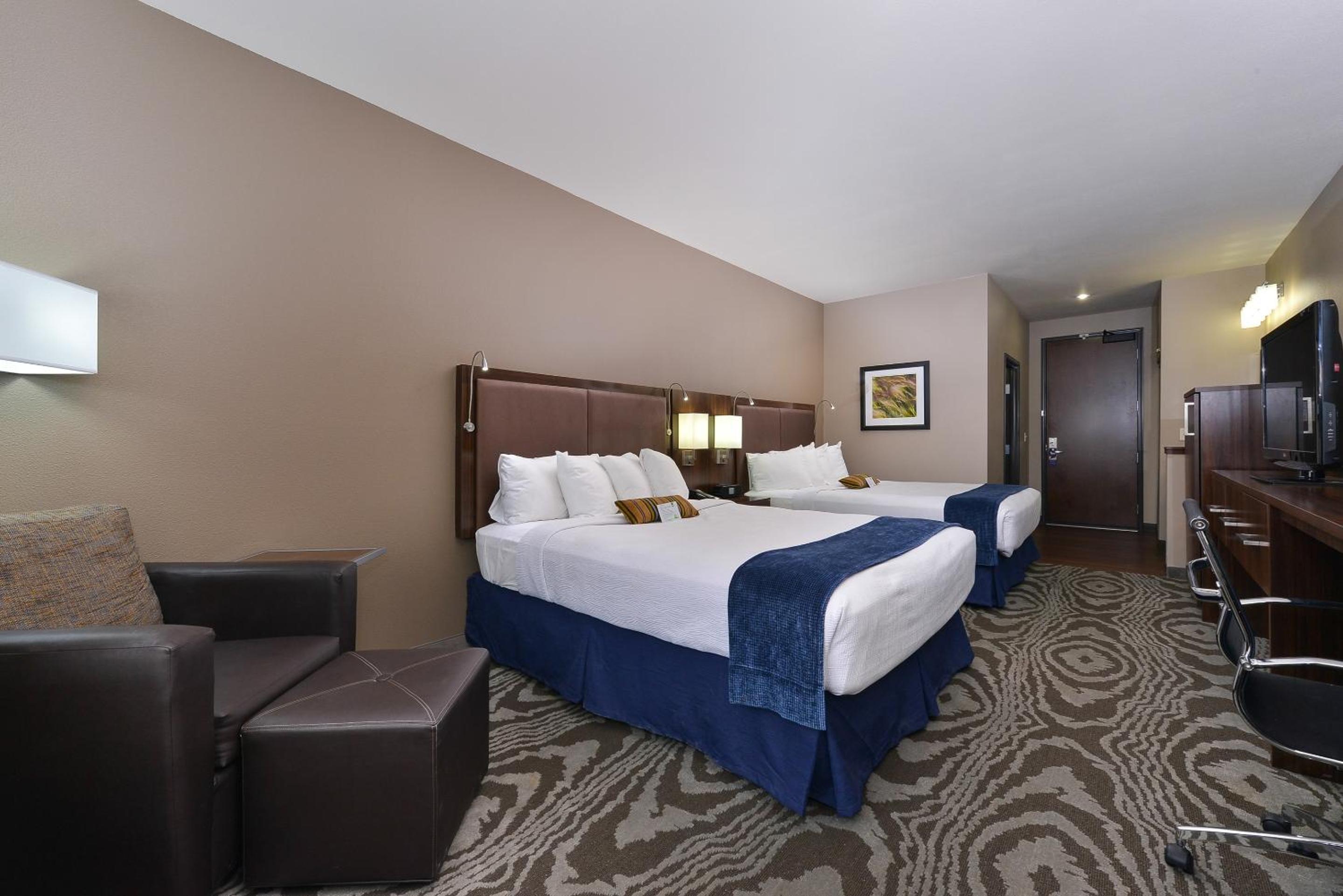 Queen Room with Two Queen Beds - Non-Smoking photo 1