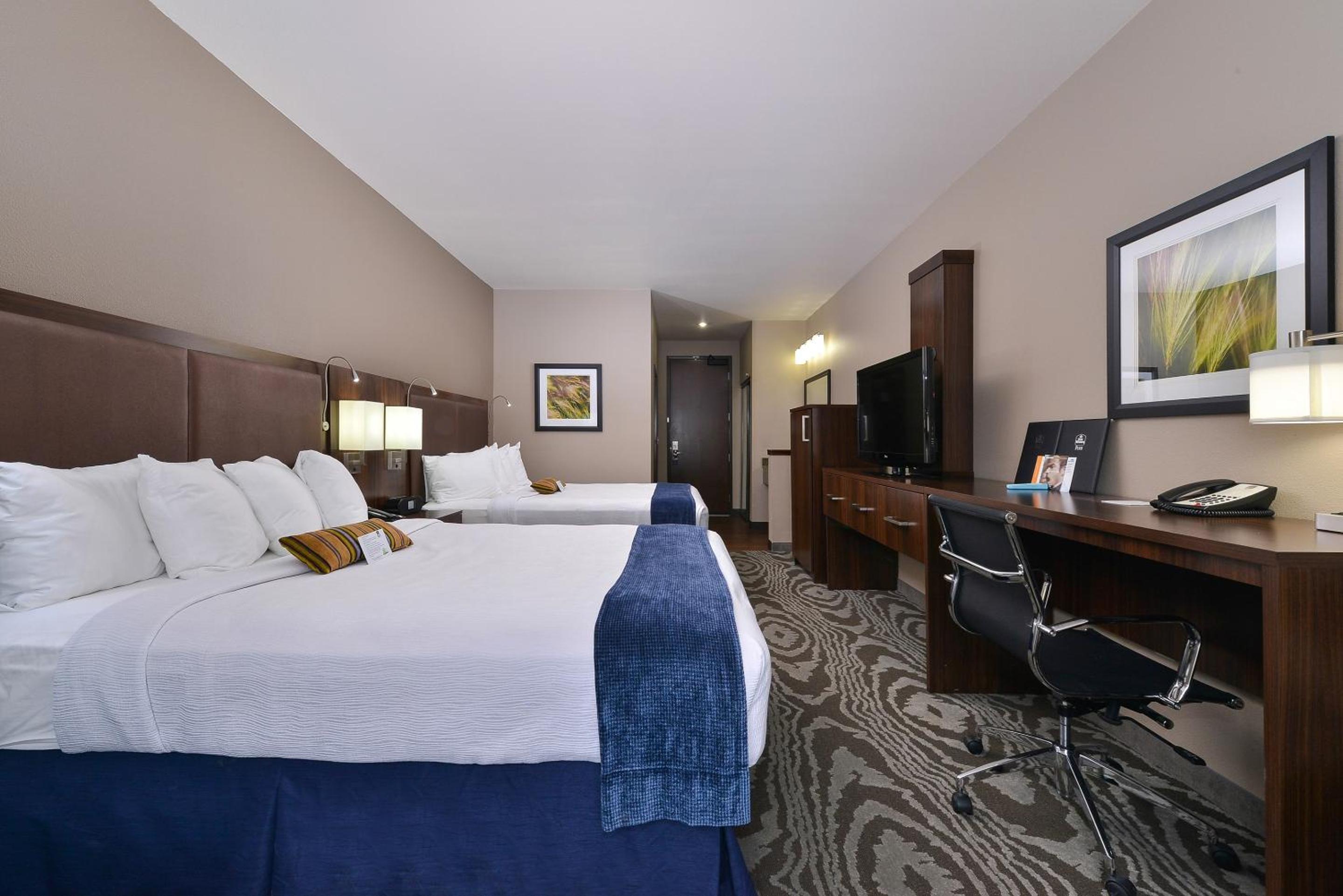 Queen Room with Two Queen Beds - Non-Smoking photo 3