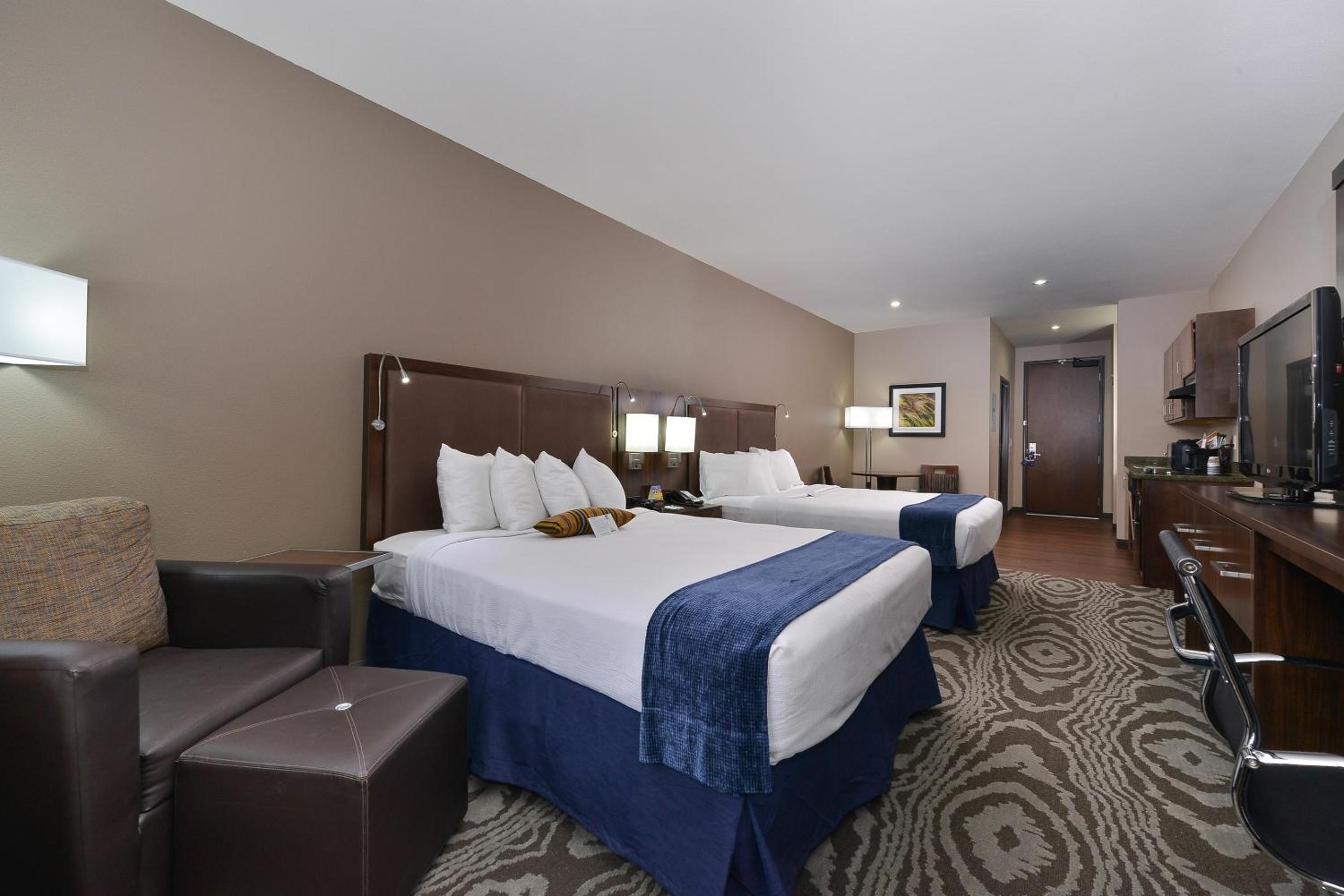 Queen Suite with Two Queen Beds - Non-Smoking photo 1