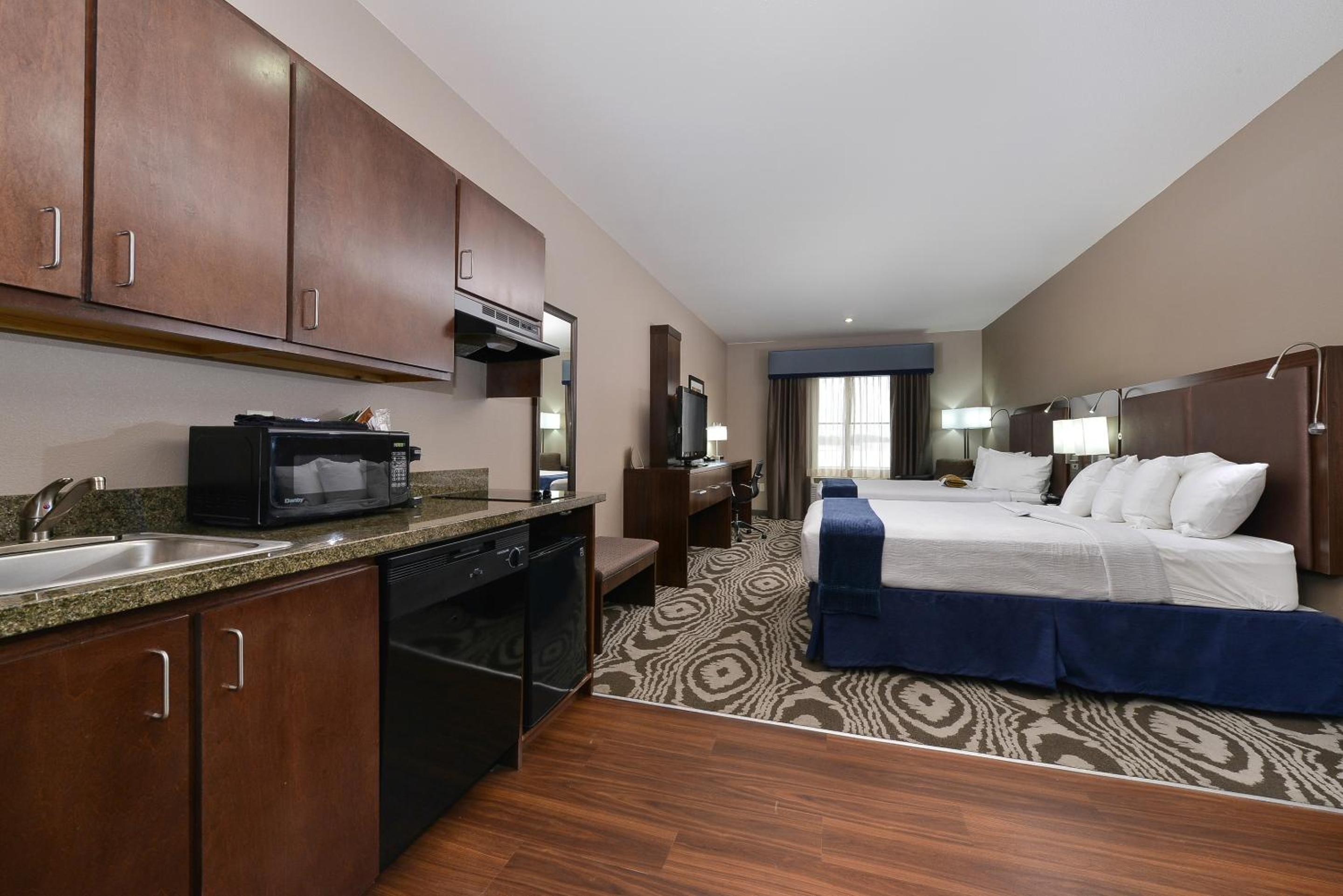 Queen Suite with Two Queen Beds - Non-Smoking photo 2