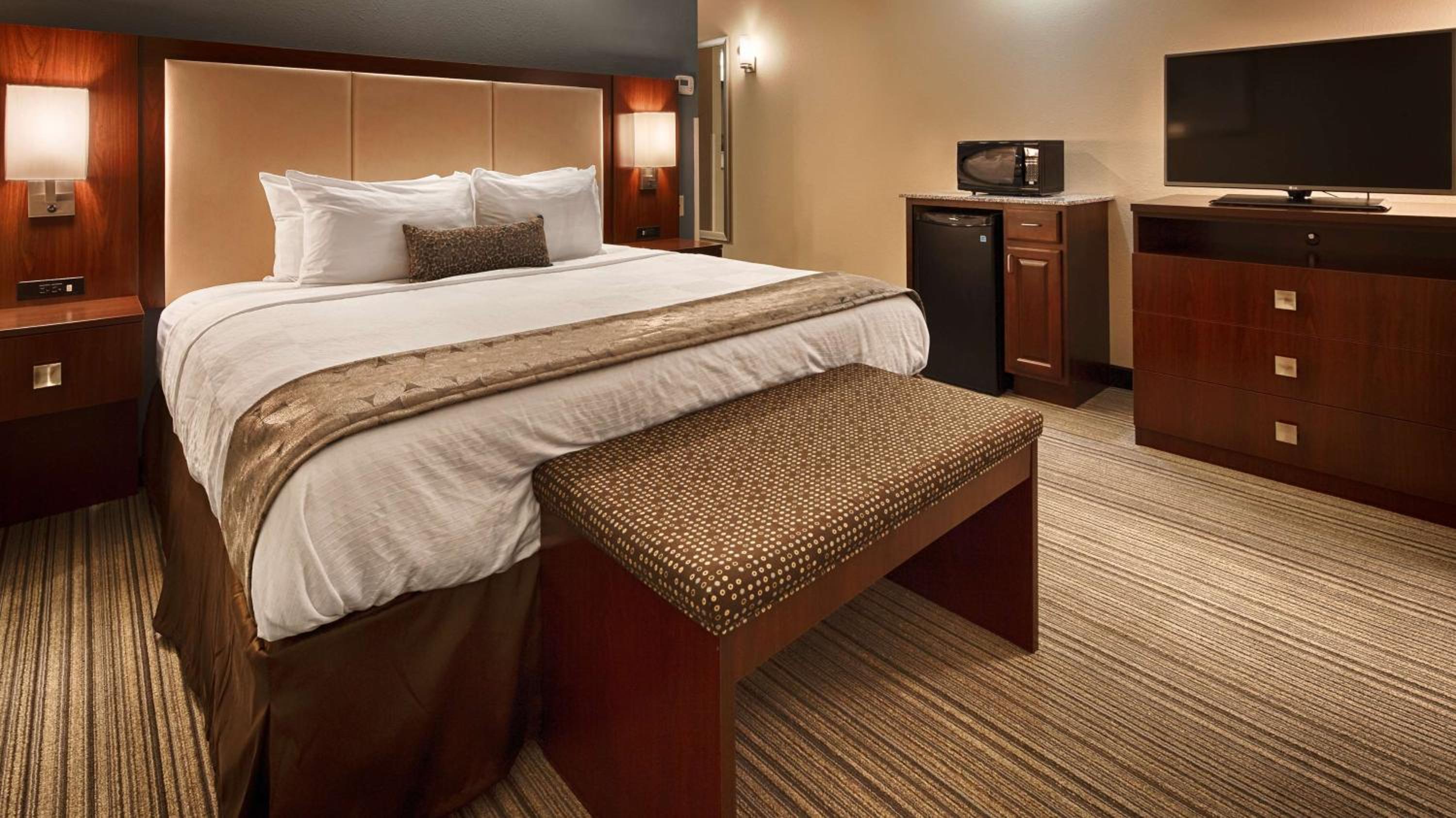 King Suite with Bath Tub, Sofa Bed and Kitchenette - Disability/Non-Smoking