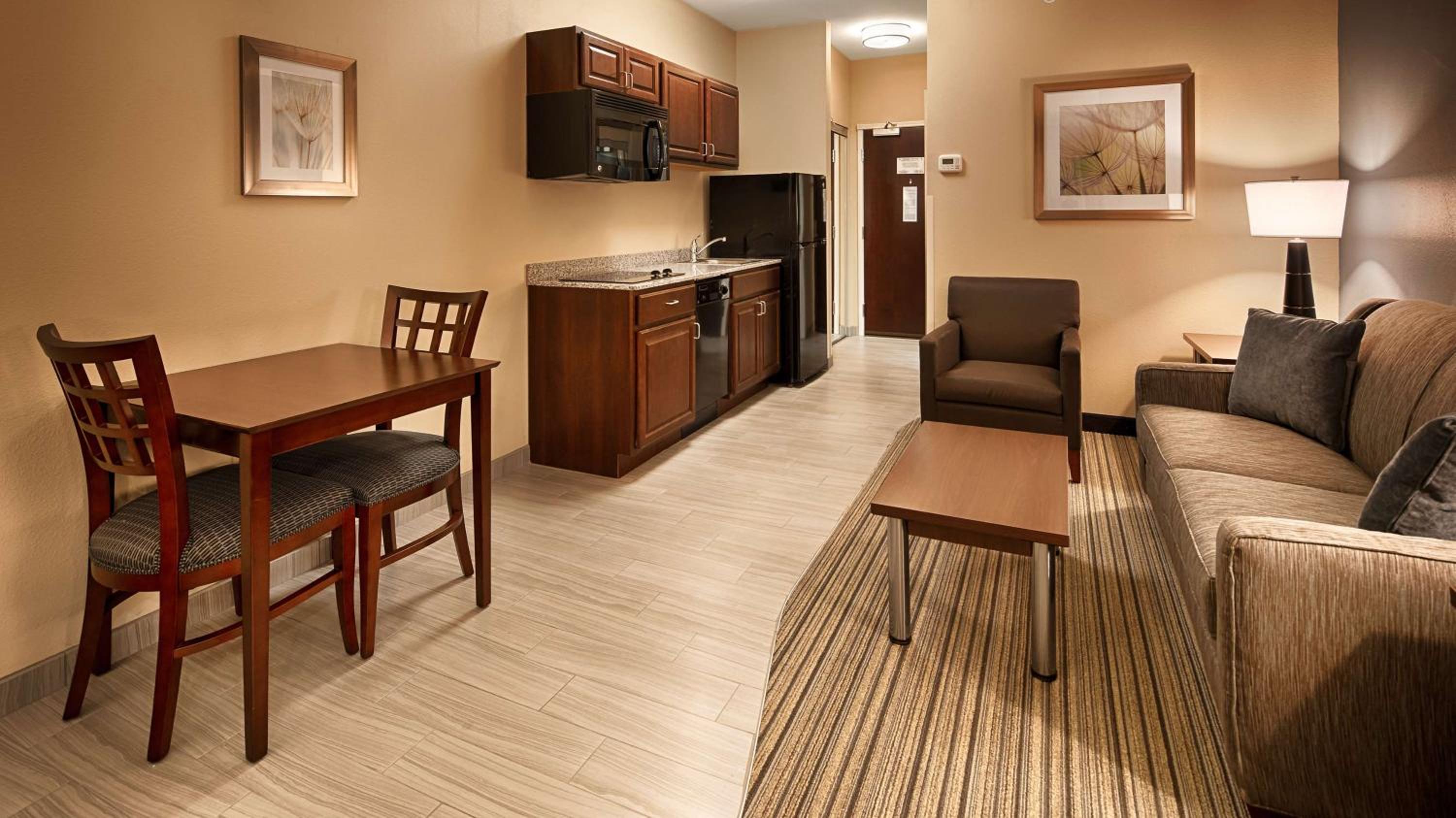 King Suite with Sofa Bed and Kitchen photo 3