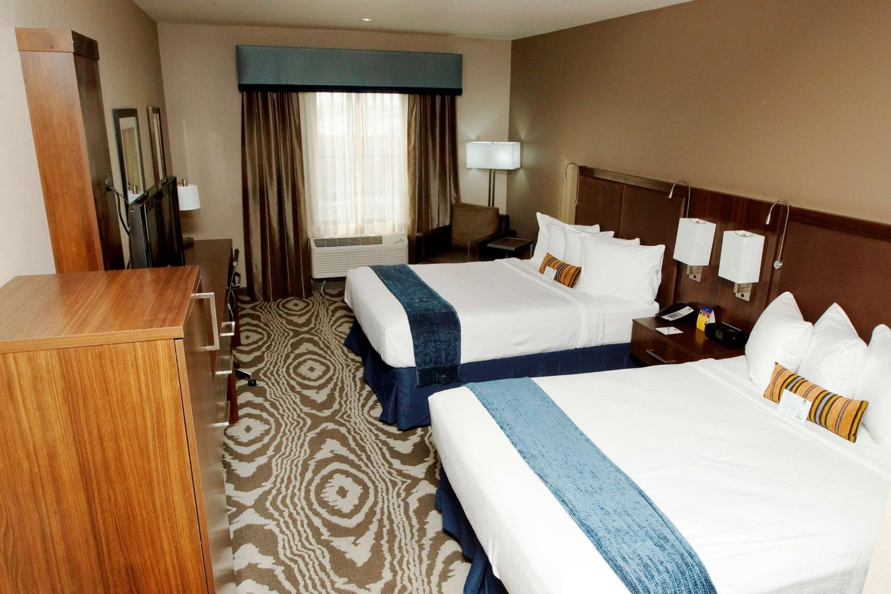 Queen Room with Two Queen Beds and Roll-In Shower - Mobility Access/Non-Smoking photo 1