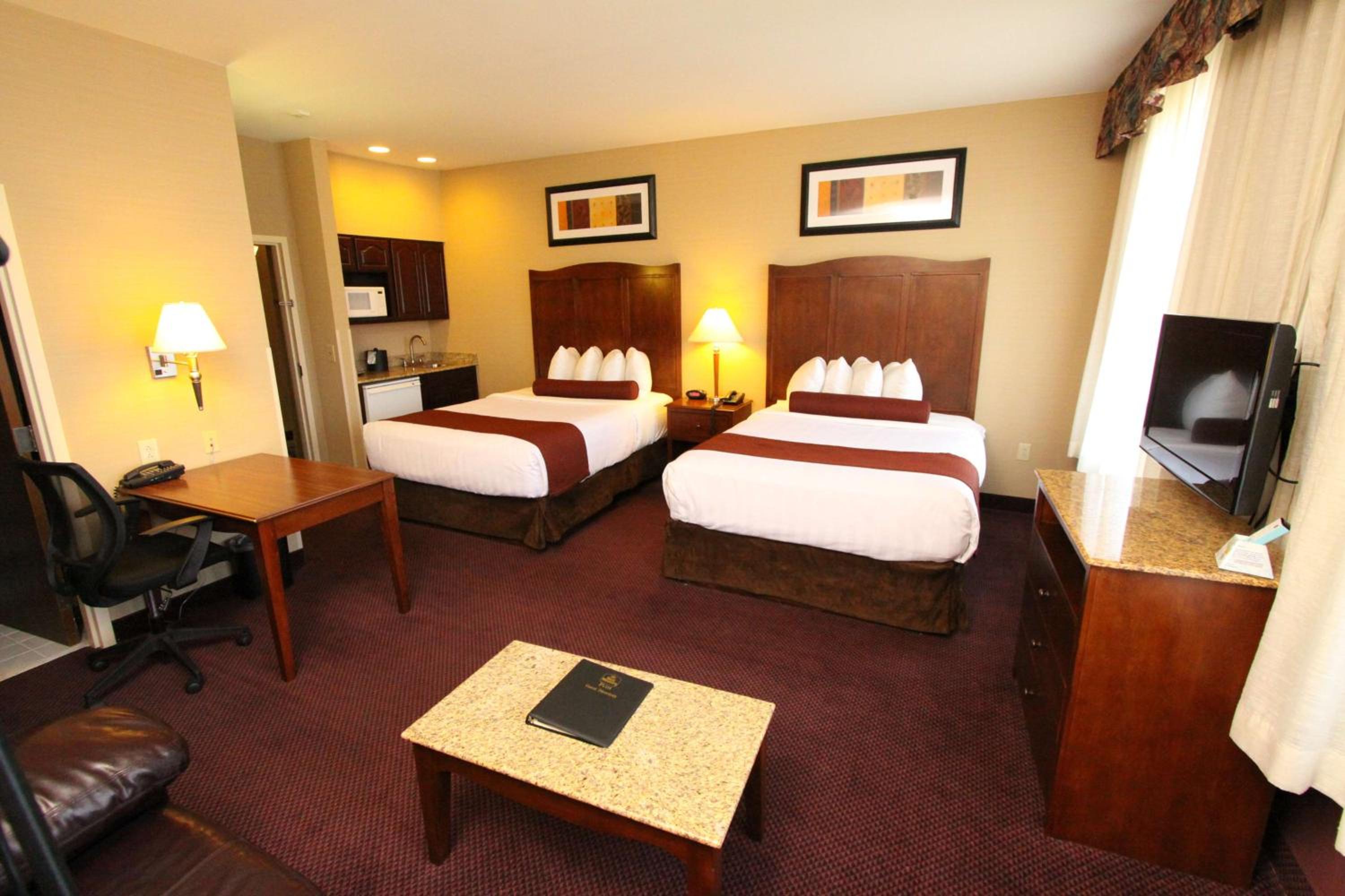 Queen Room with Two Queen Beds and Kitchenette - Non-Smoking - Photo 1