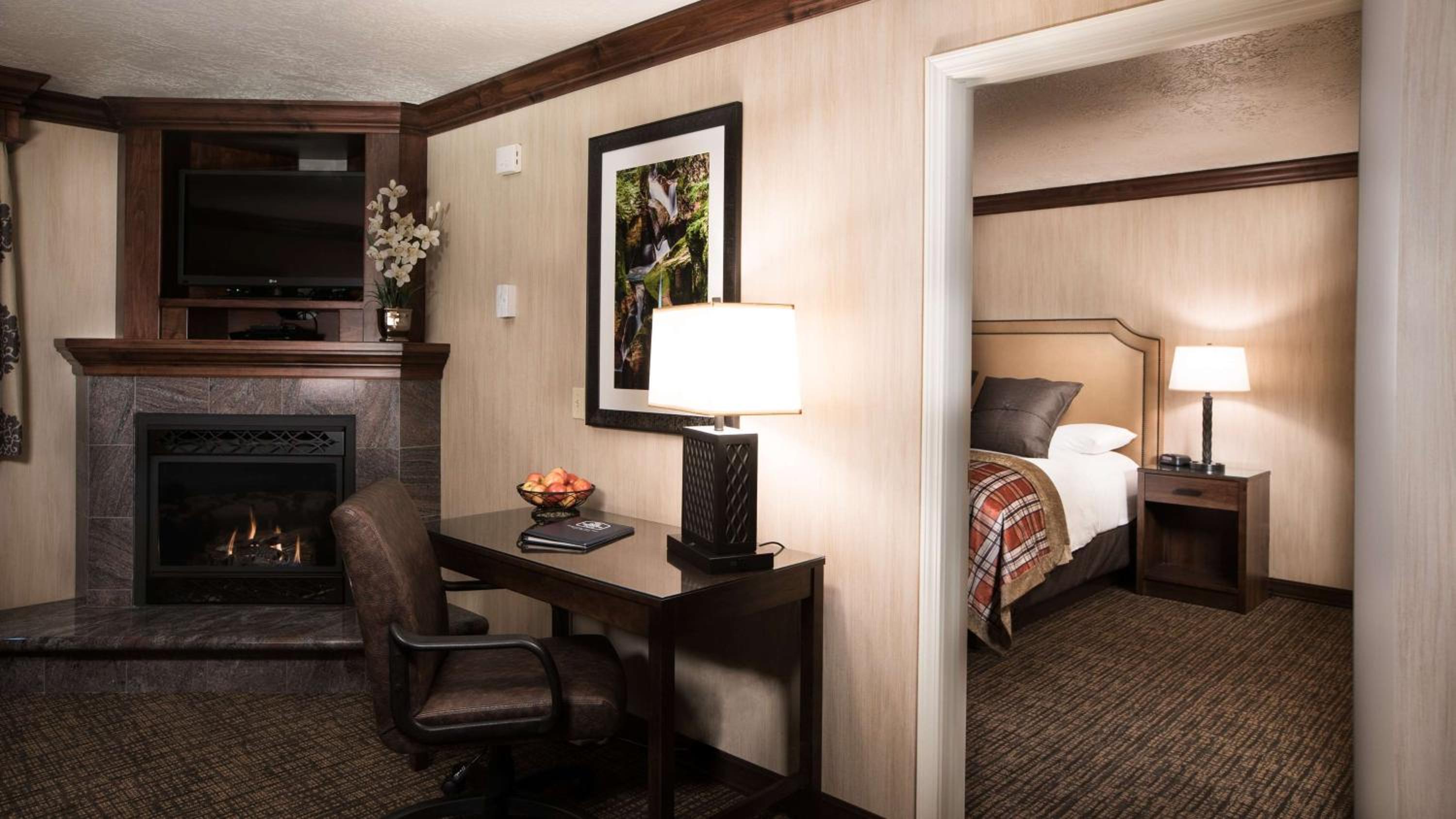 Executive King Suite - Non-Smoking - Photo 4