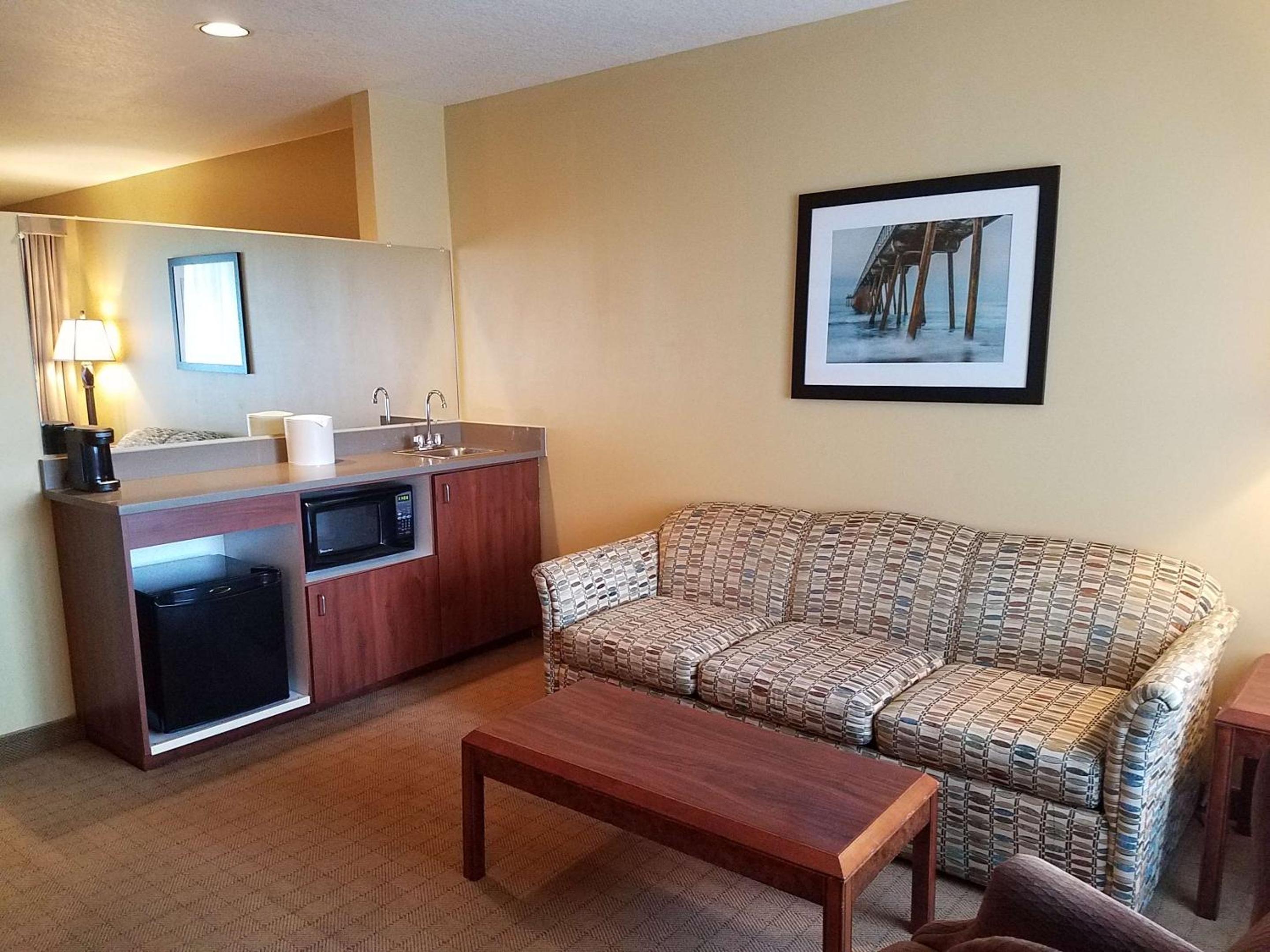 Queen Suite with Two Queen Beds - Non-Smoking photo 3