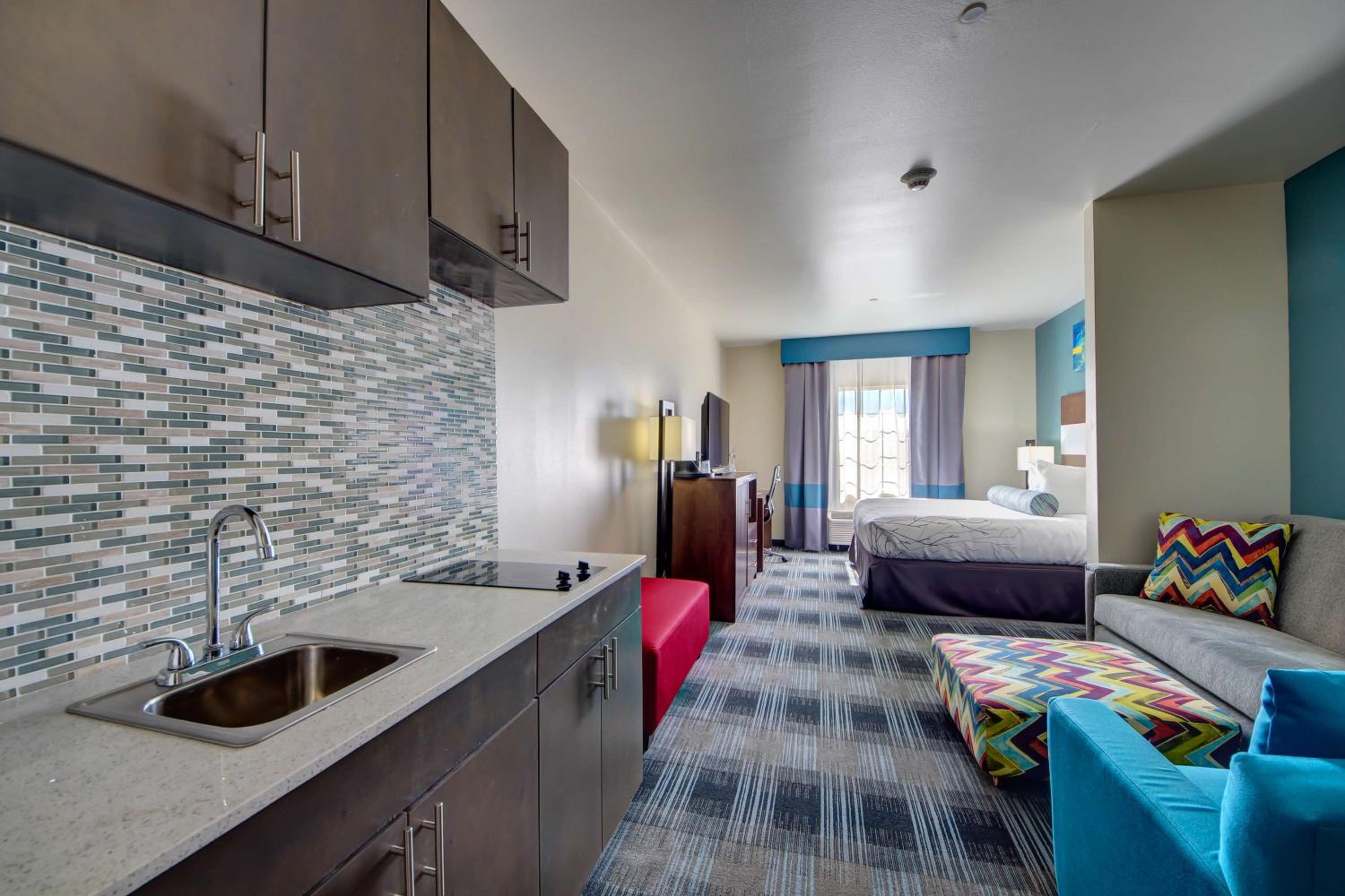 King Suite With Sofa Bed And Kitchenette - Non-Smoking