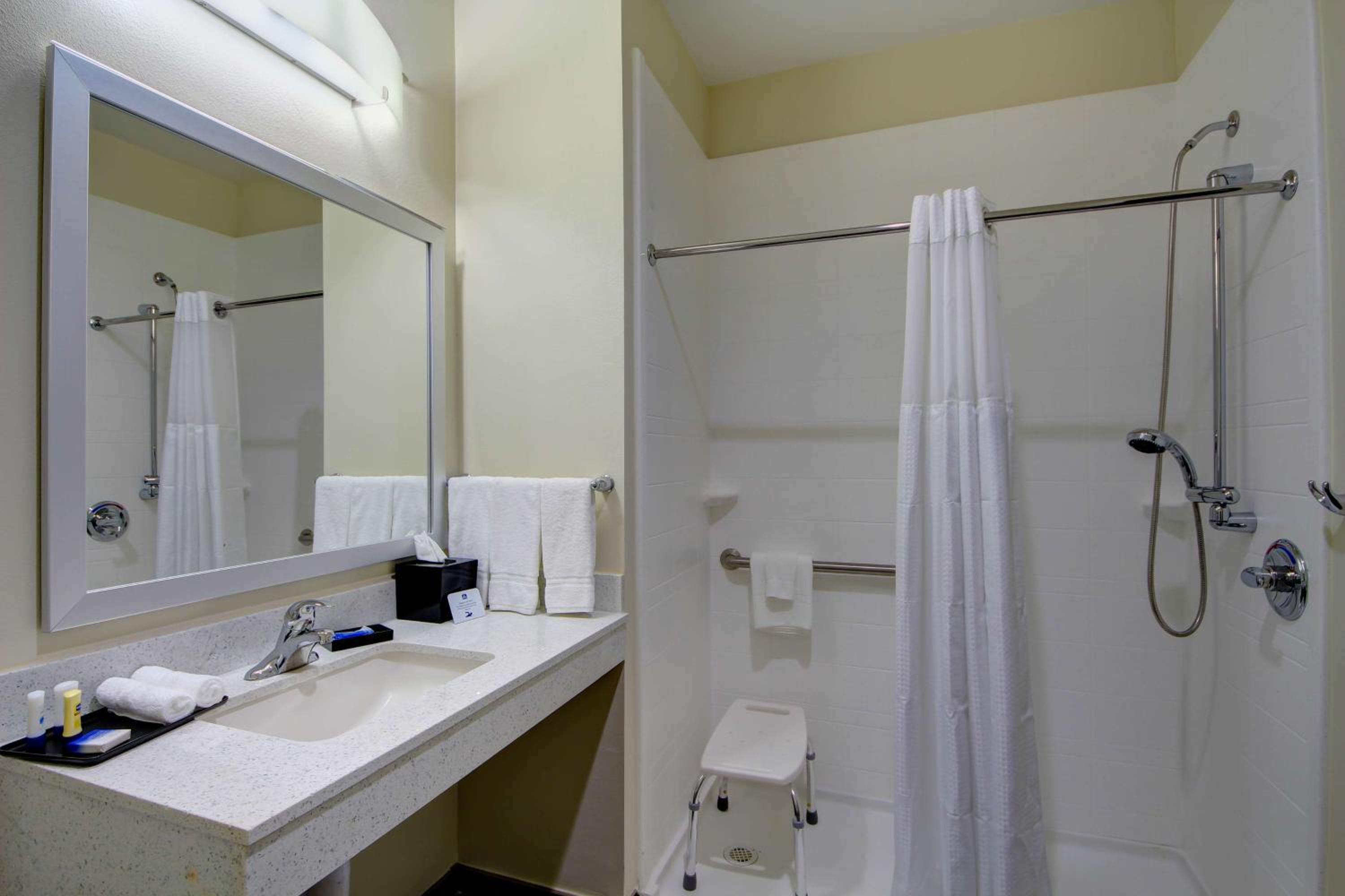 King Room With Roll-In Shower - Disability Access/Non-Smoking