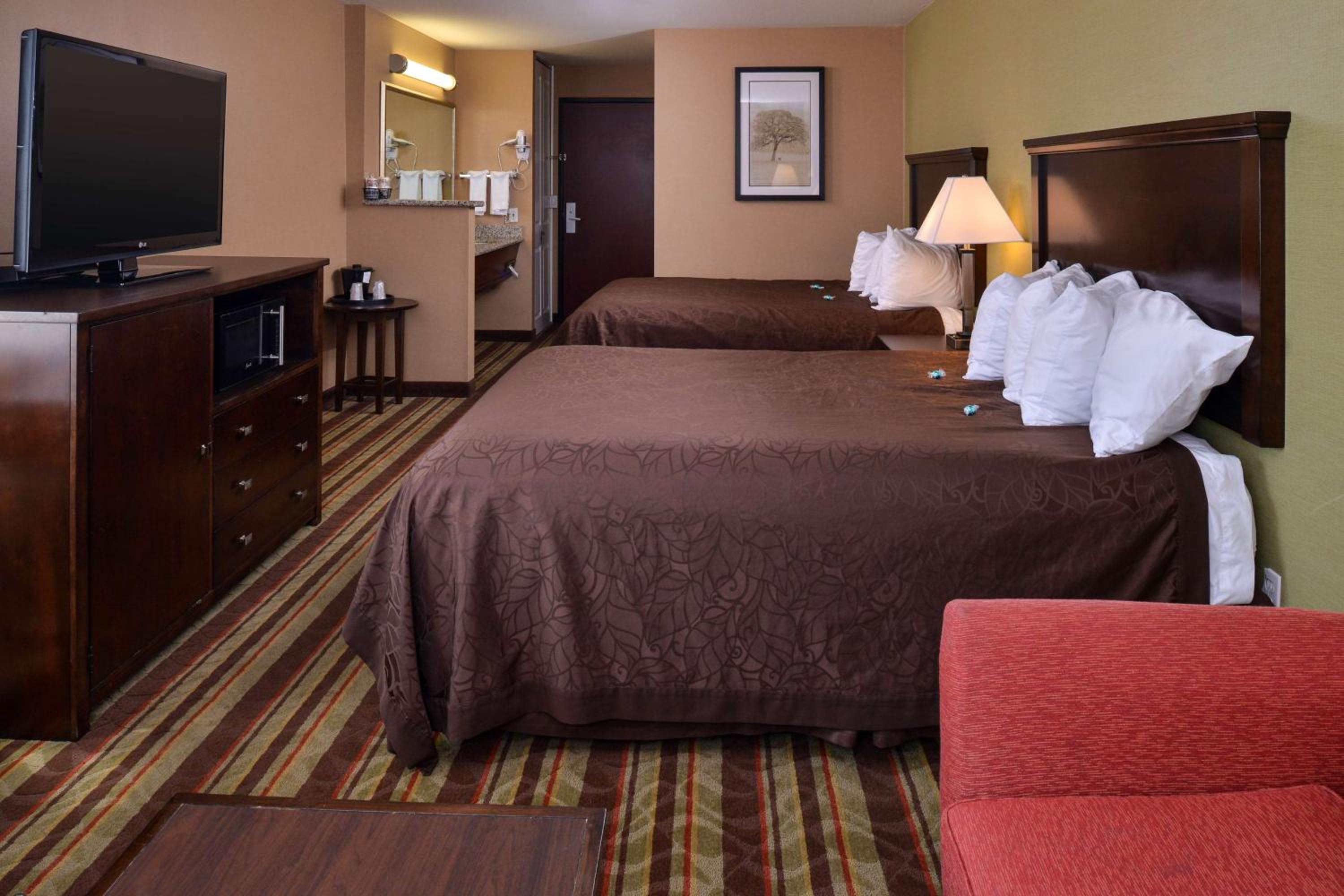 Queen Room with Two Queen Beds - Photo 2
