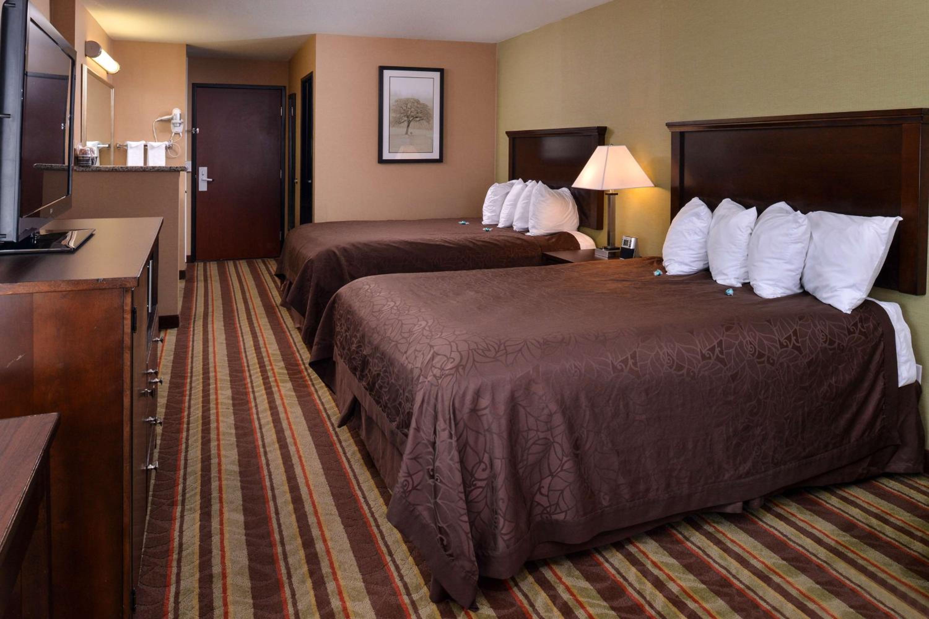 Queen Room with Two Queen Beds - Photo 3