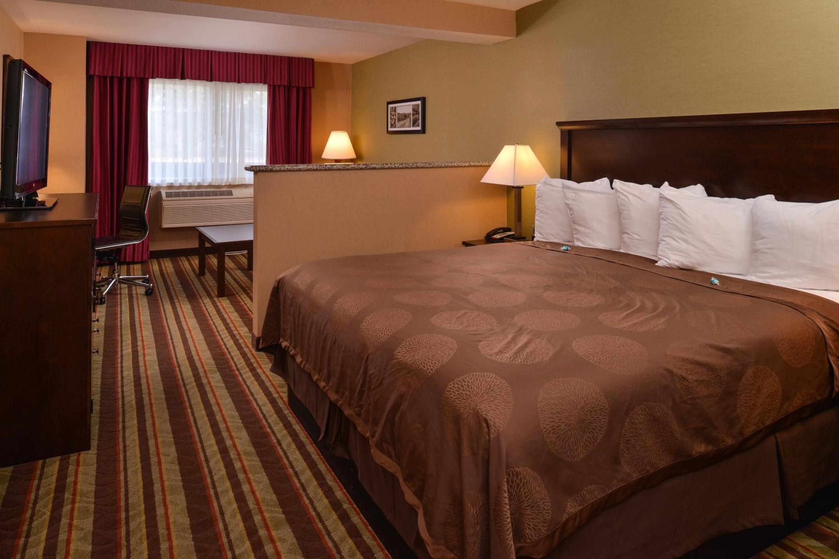 Two-Room King Suite with Spa Bath and Wet Bar - Non-Smoking - Photo 3