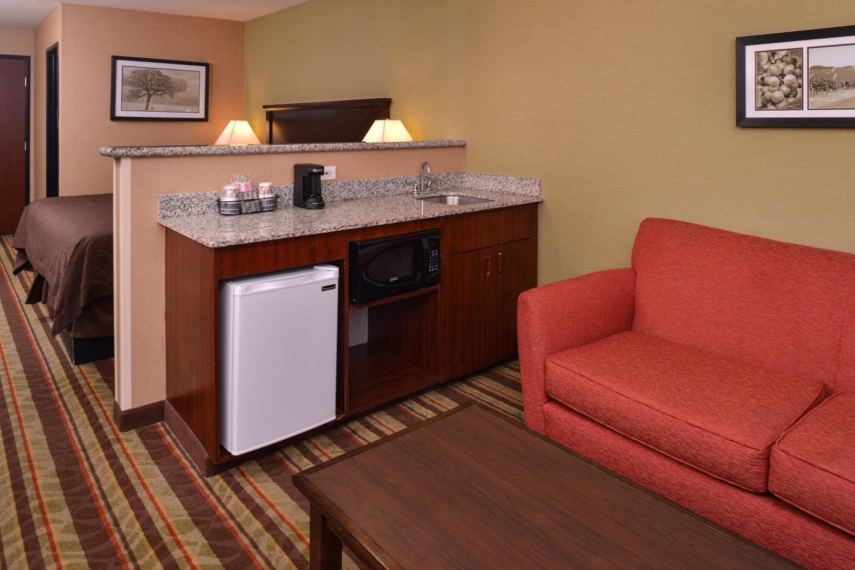 Two-Room King Suite with Spa Bath and Wet Bar - Non-Smoking - Photo 4