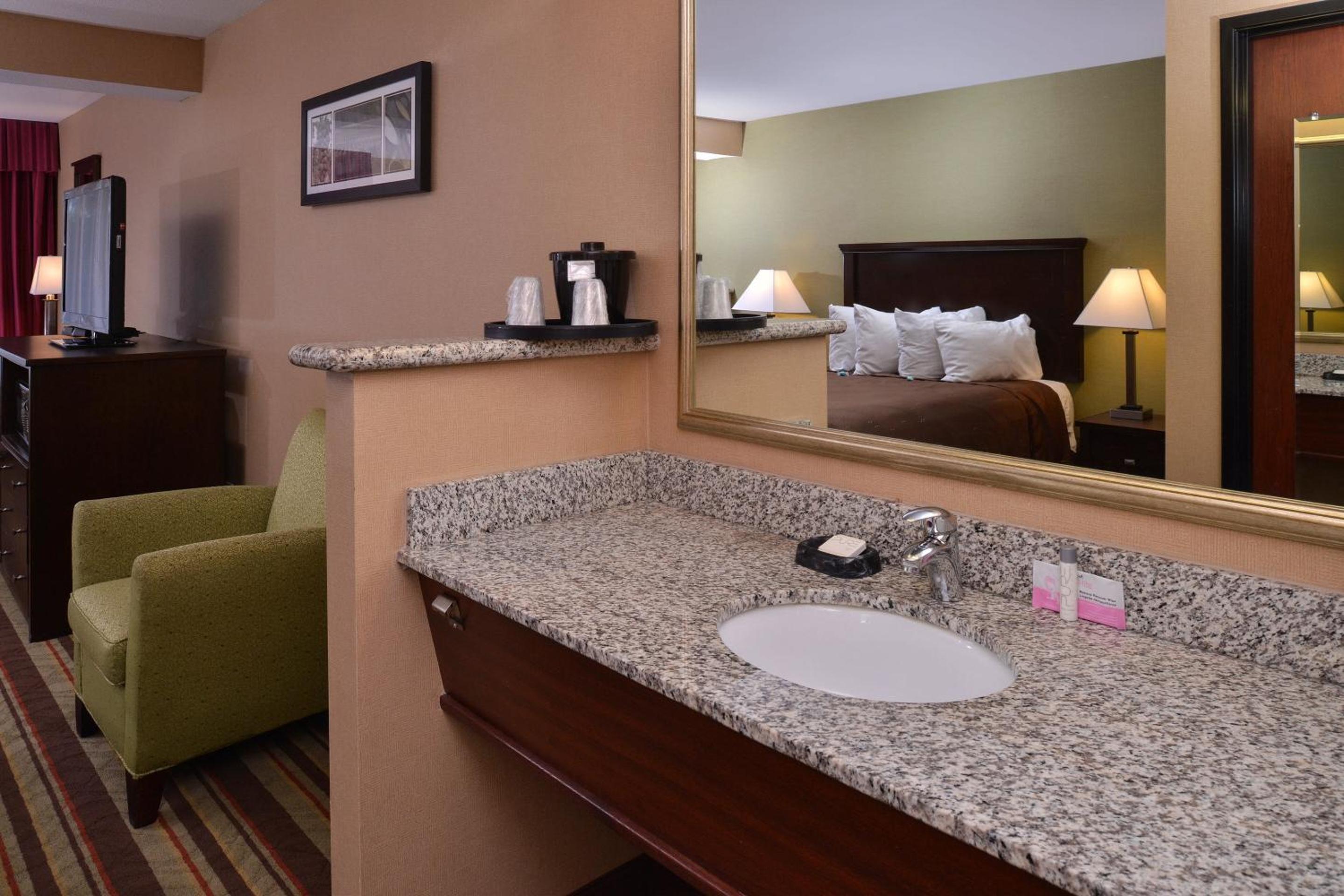 Suite with One King and One Queen Bed - Non-Smoking - Photo 3