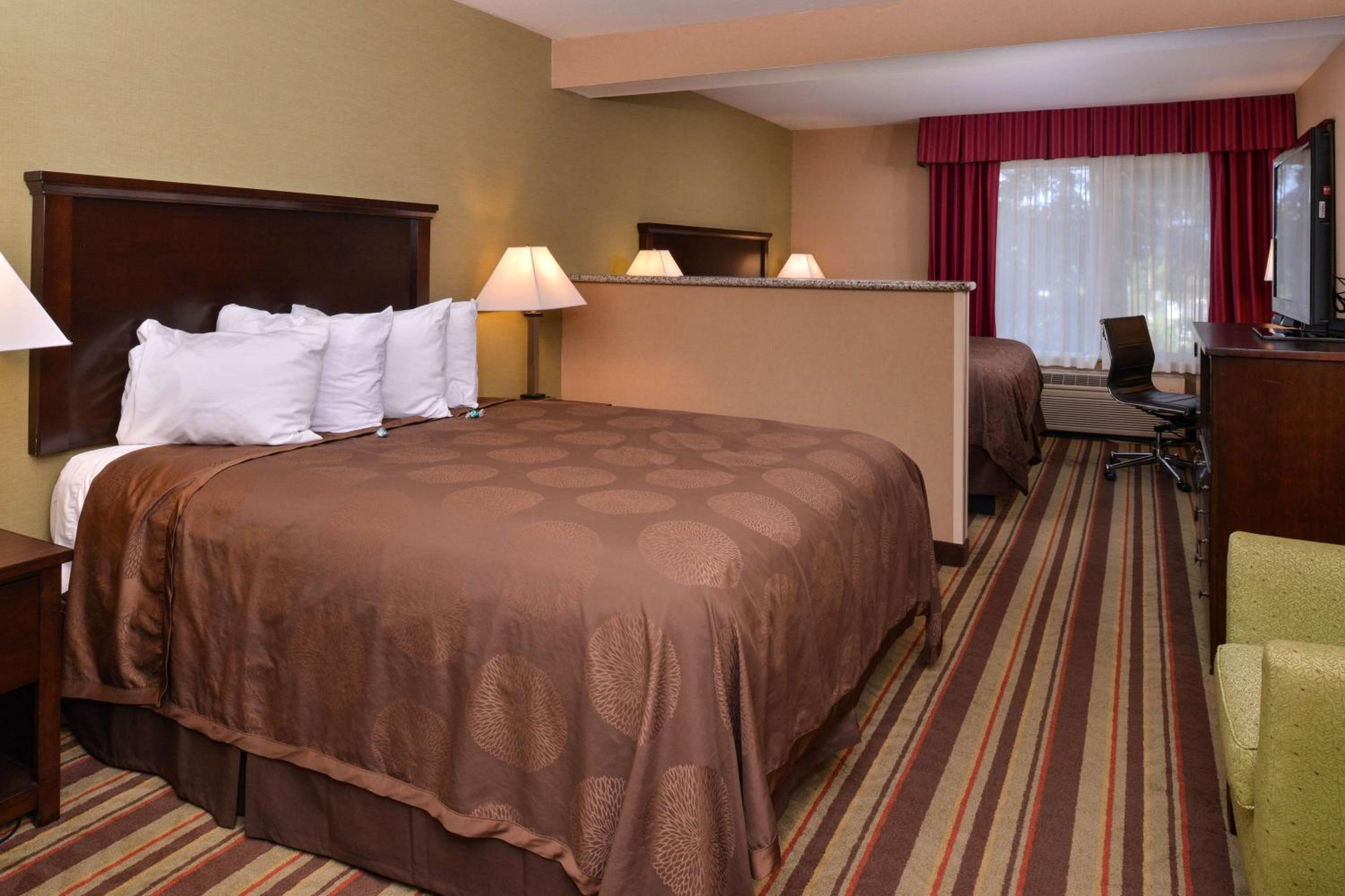 Suite with One King and One Queen Bed - Non-Smoking - Photo 2