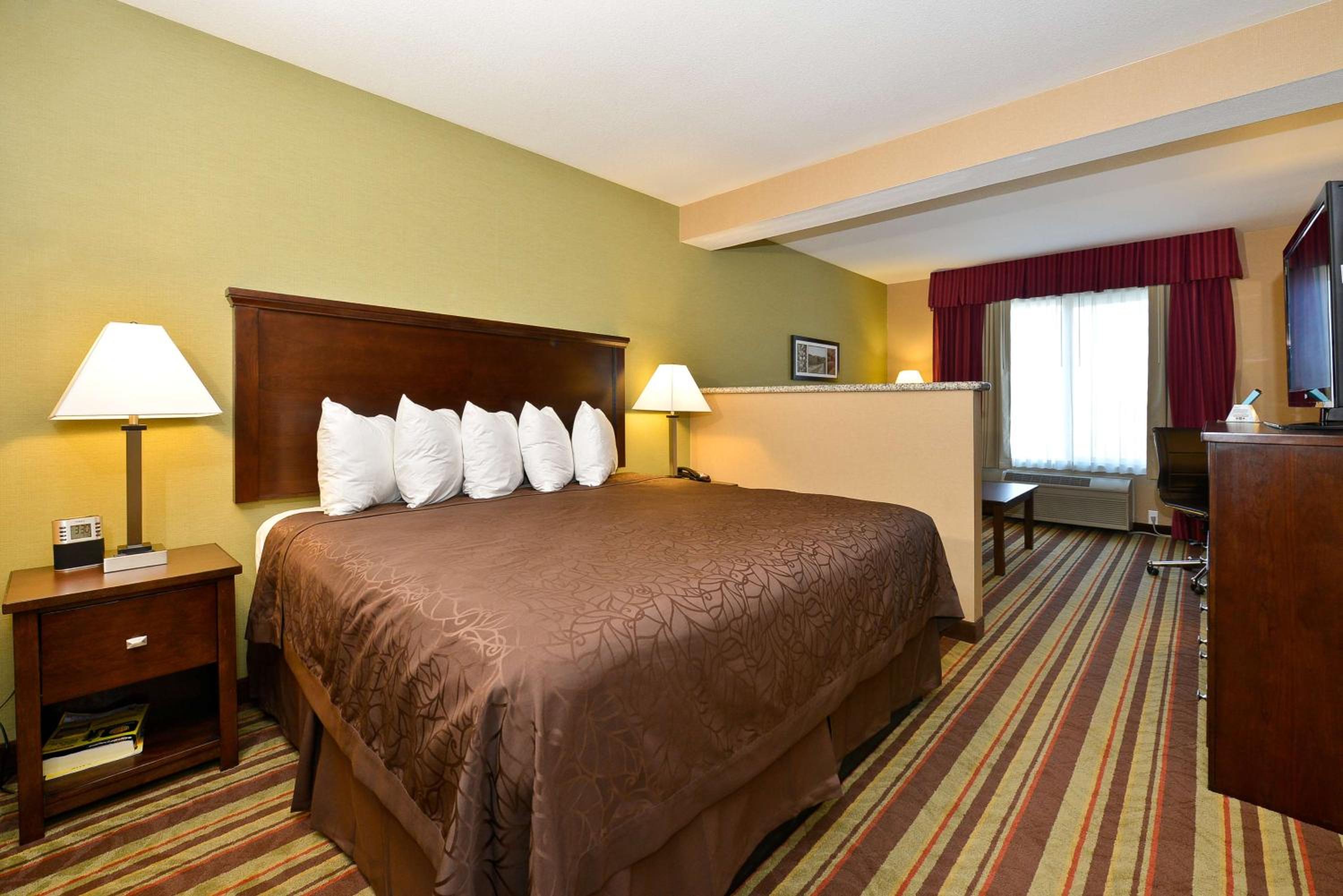 King Suite with Wet Bar - Non-Smoking - Photo 1