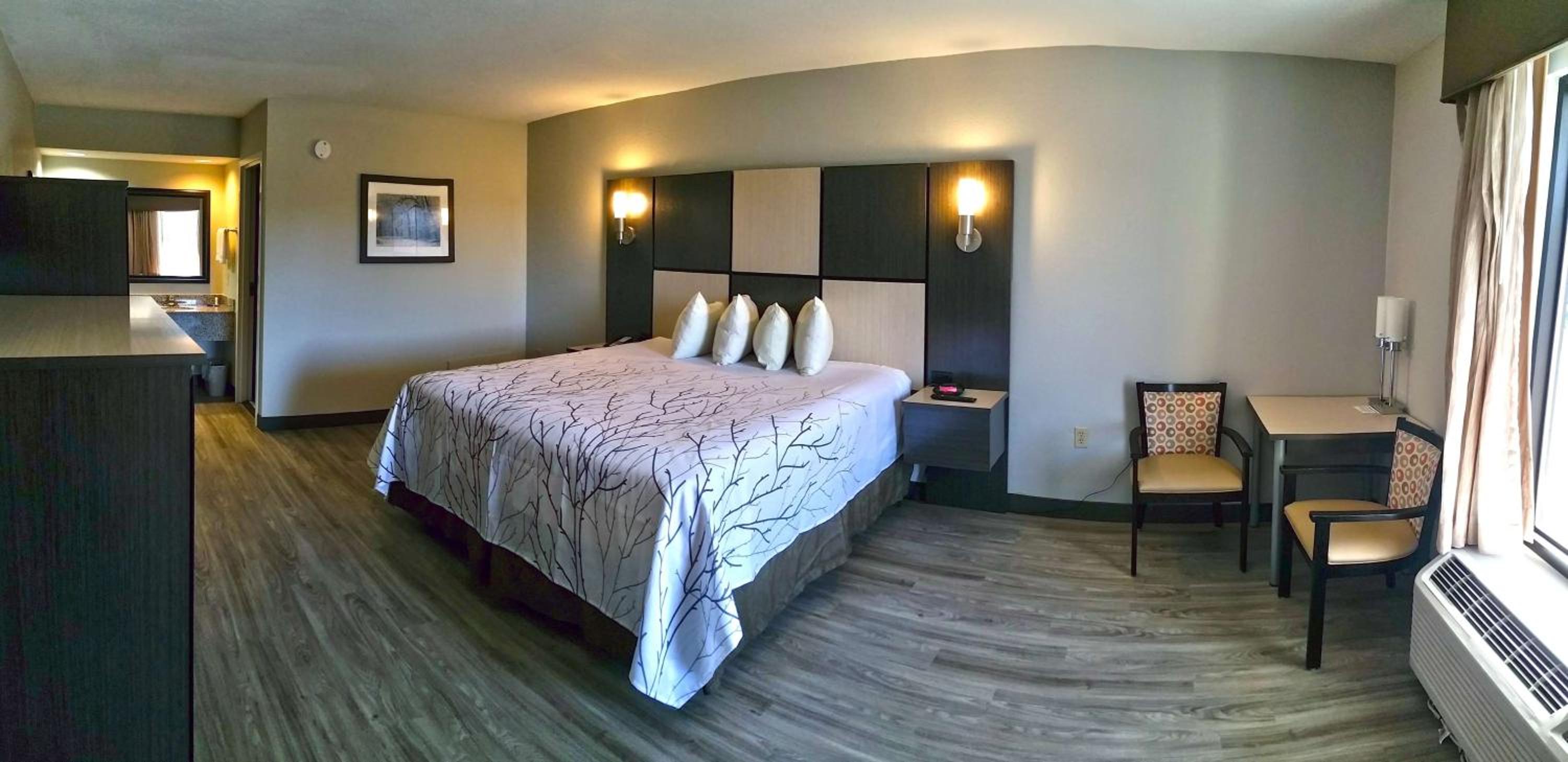 King Room with Roll-in Shower - Disability Access/Non-Smoking photo 2