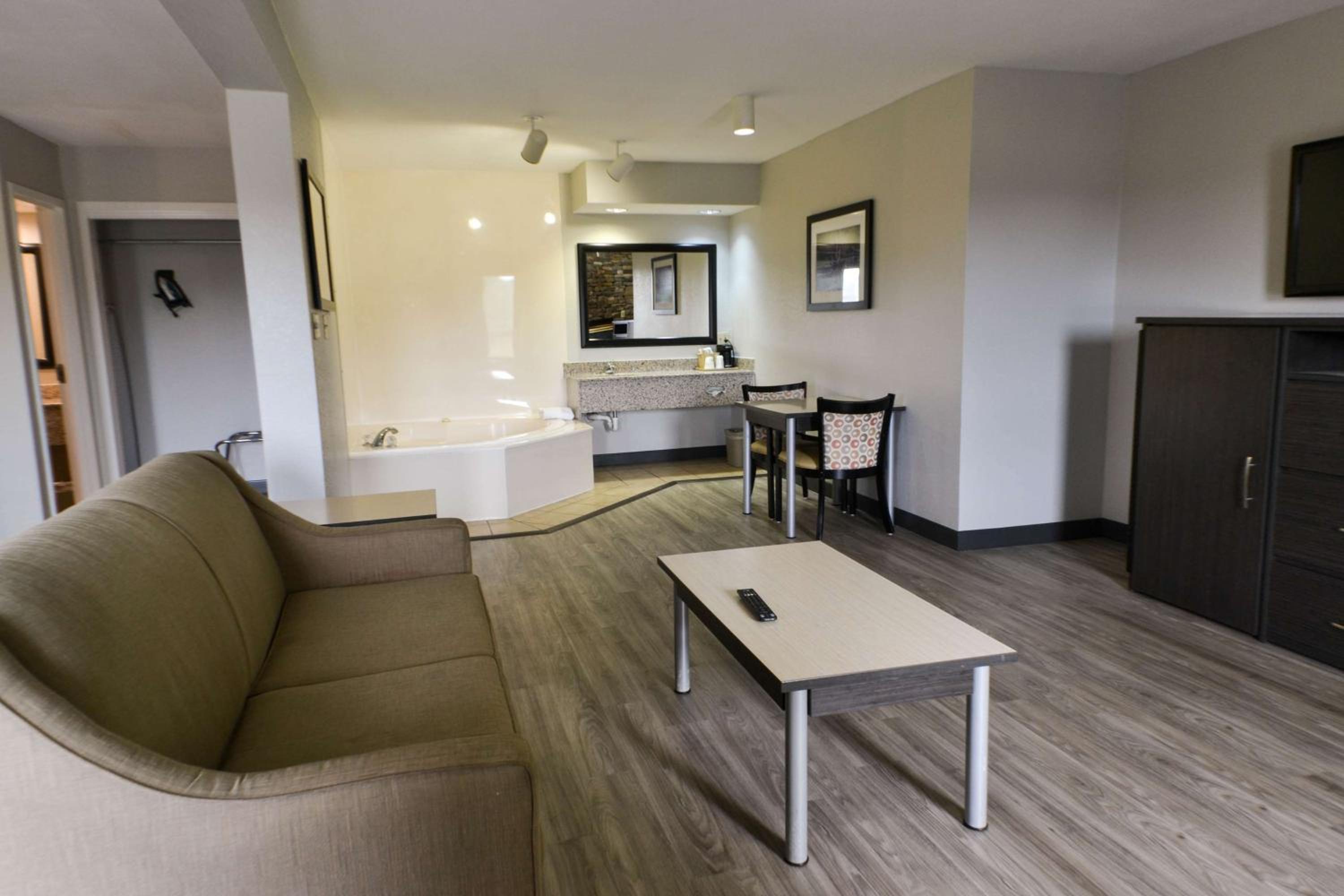 King Suite with Whirlpool and Fireplace - Non-Smoking photo 2