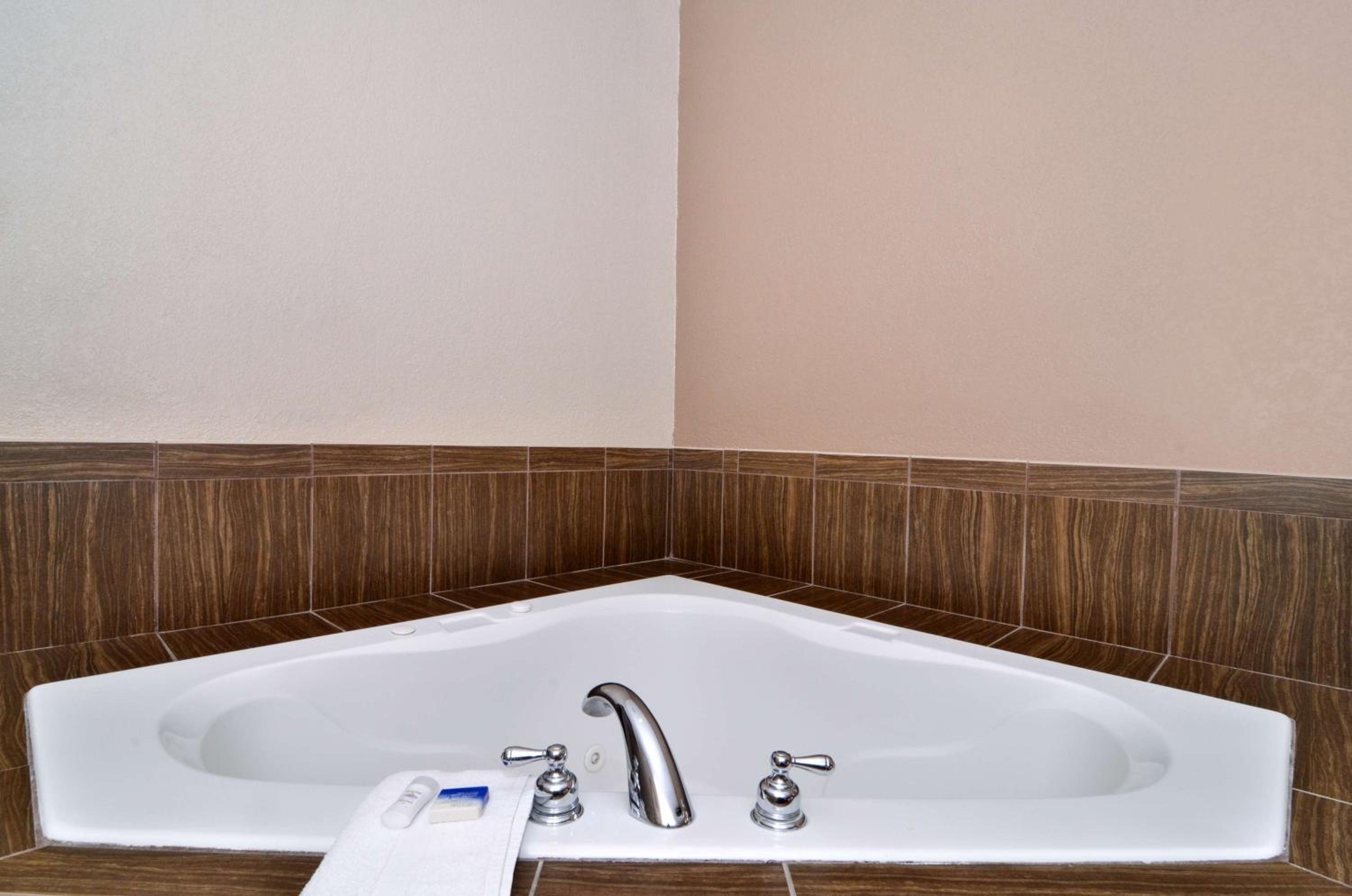 King Suite with Spa Bath - Smoking photo 3