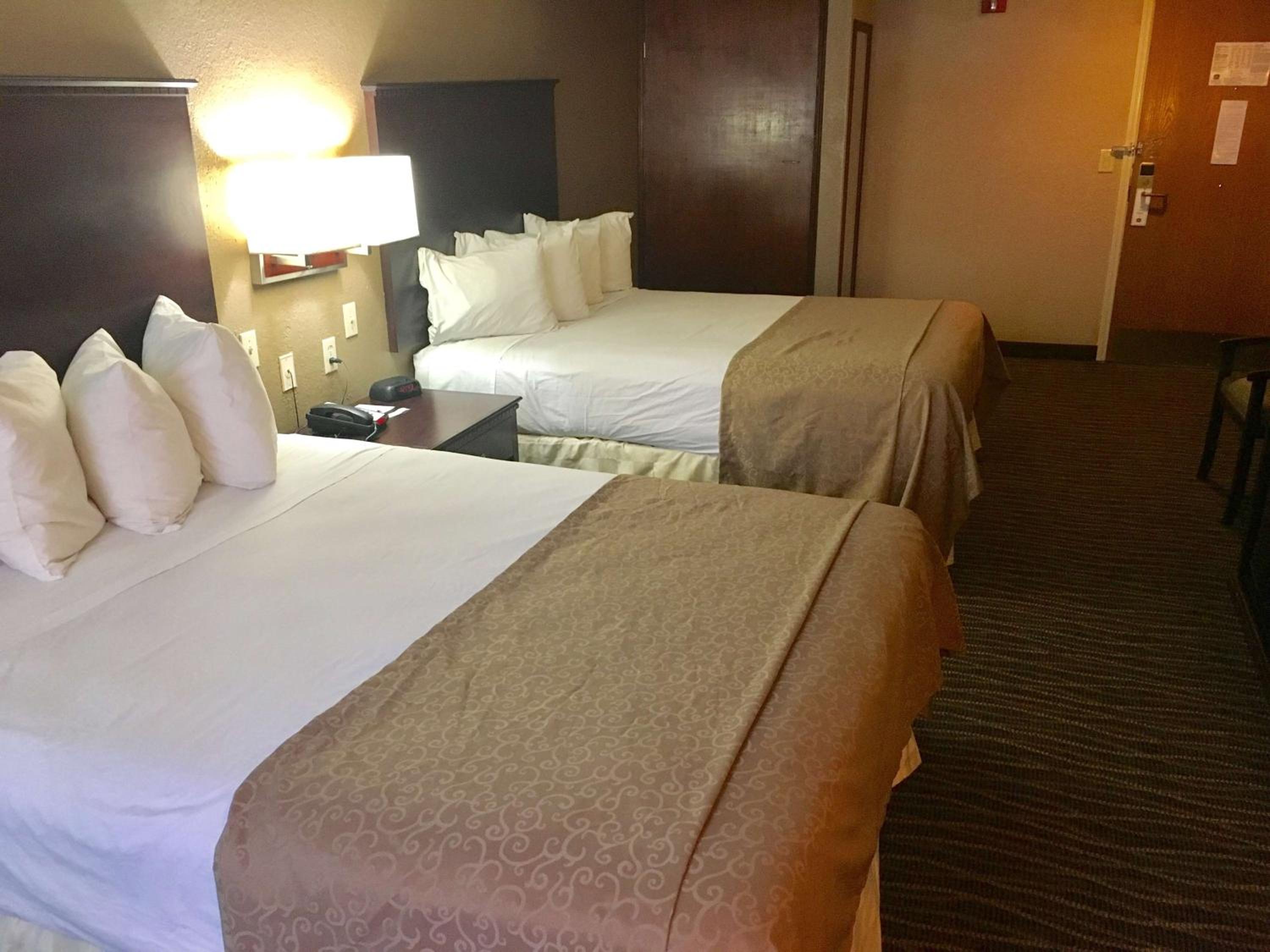 Queen Room with Two Queen Beds - Non-Smoking - Photo 4