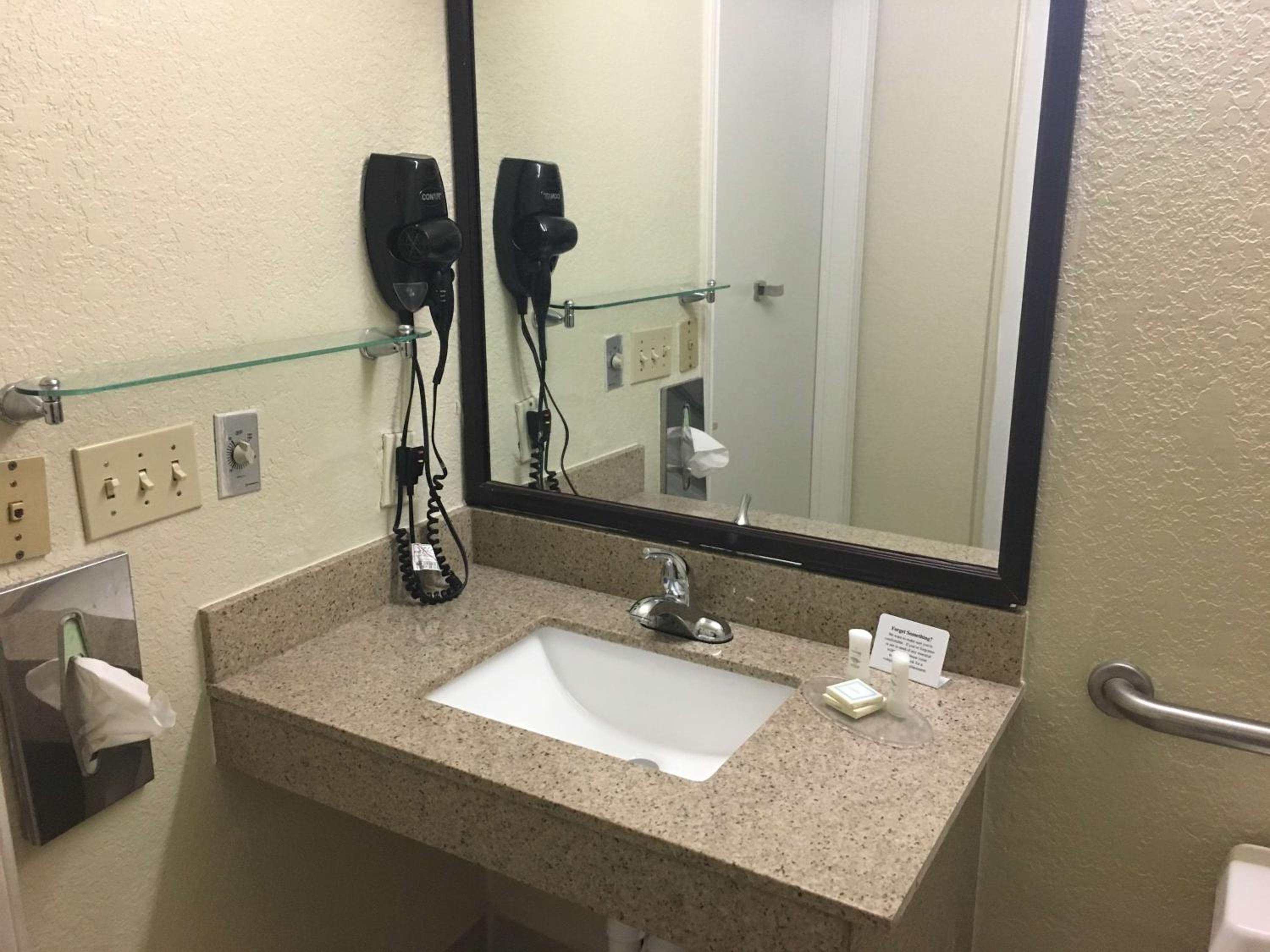 Queen Room with Two Queen Beds and Bath Tub - Disability Access - Photo 4