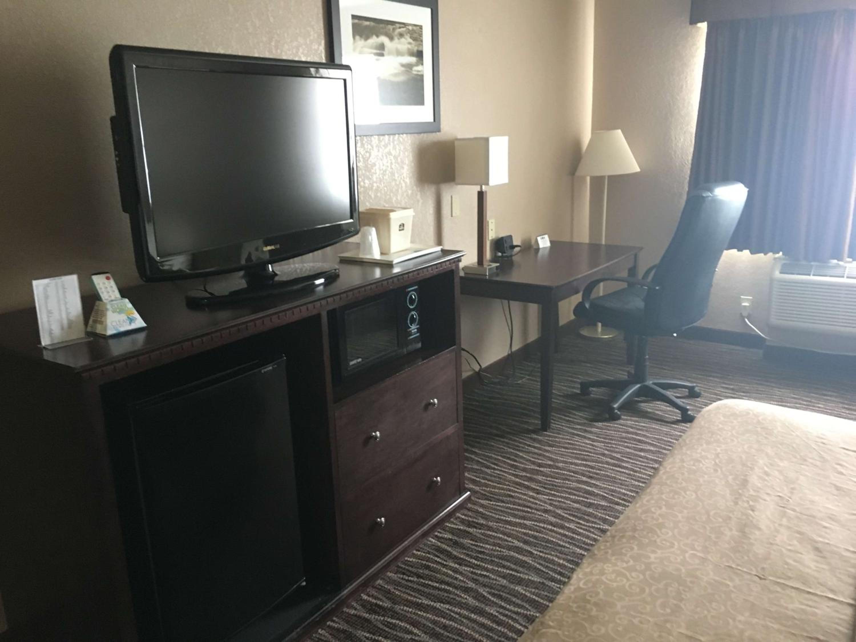 Queen Room with Two Queen Beds - Non-Smoking - Photo 5