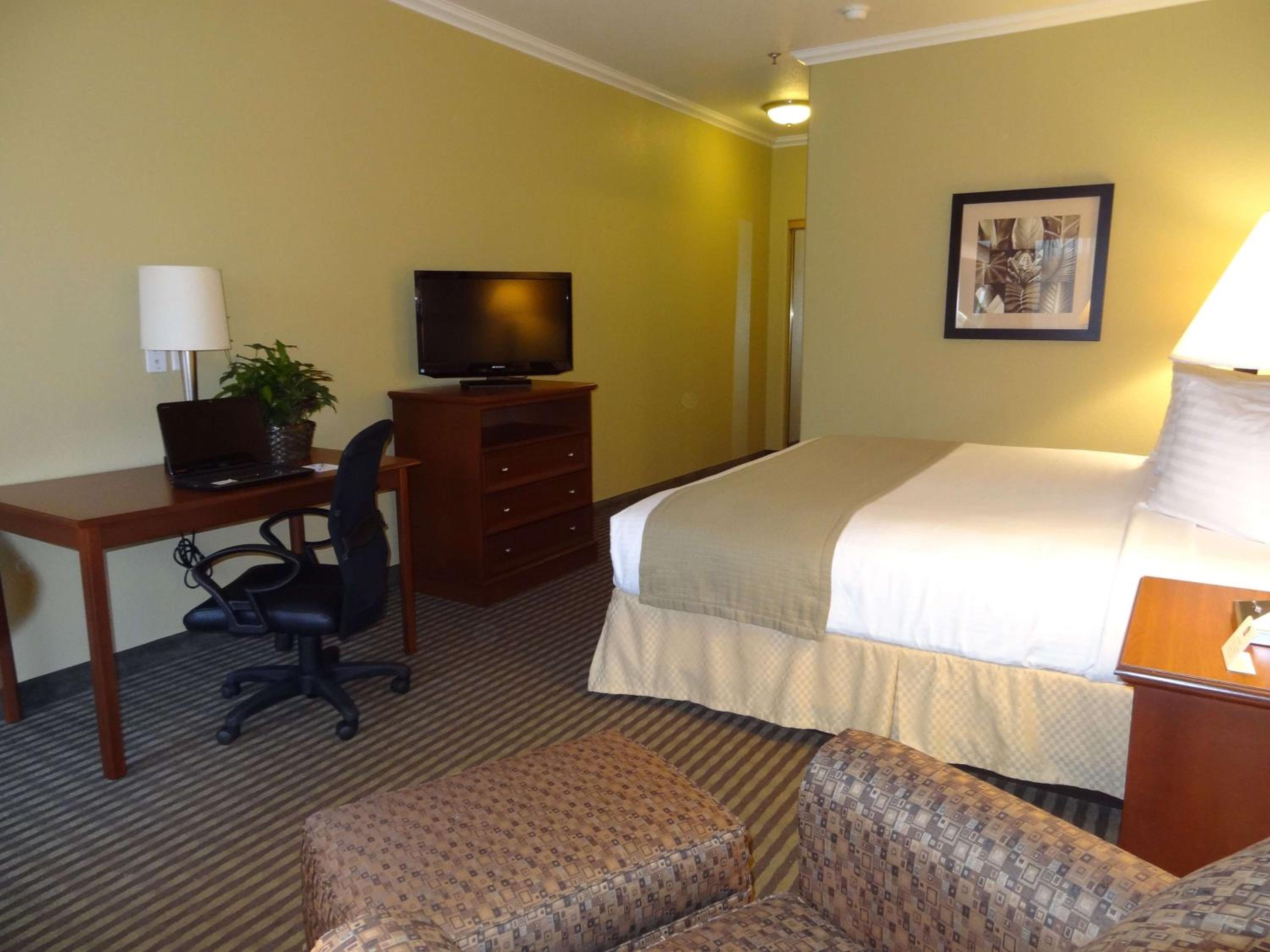 King Room with Roll-In Shower - Mobility Access photo 2