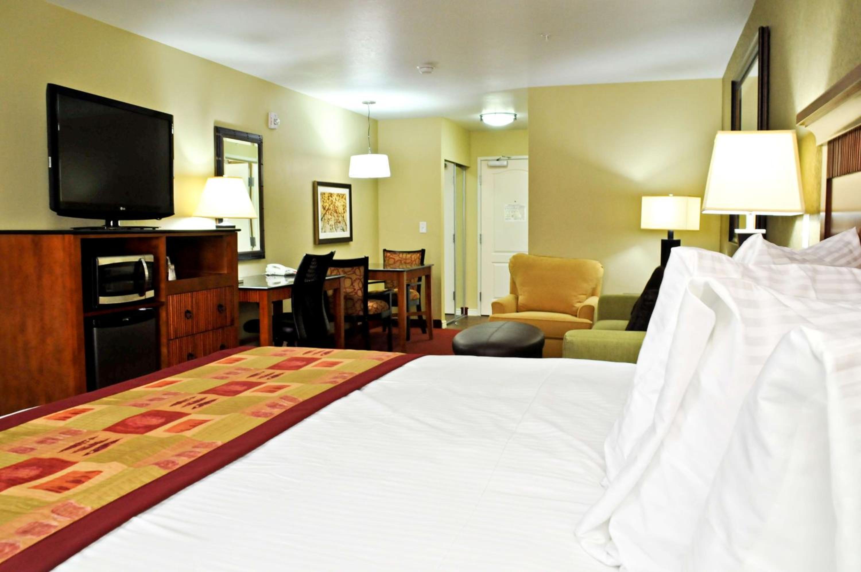 King Room with Sofa Bed - Non-Smoking photo 3