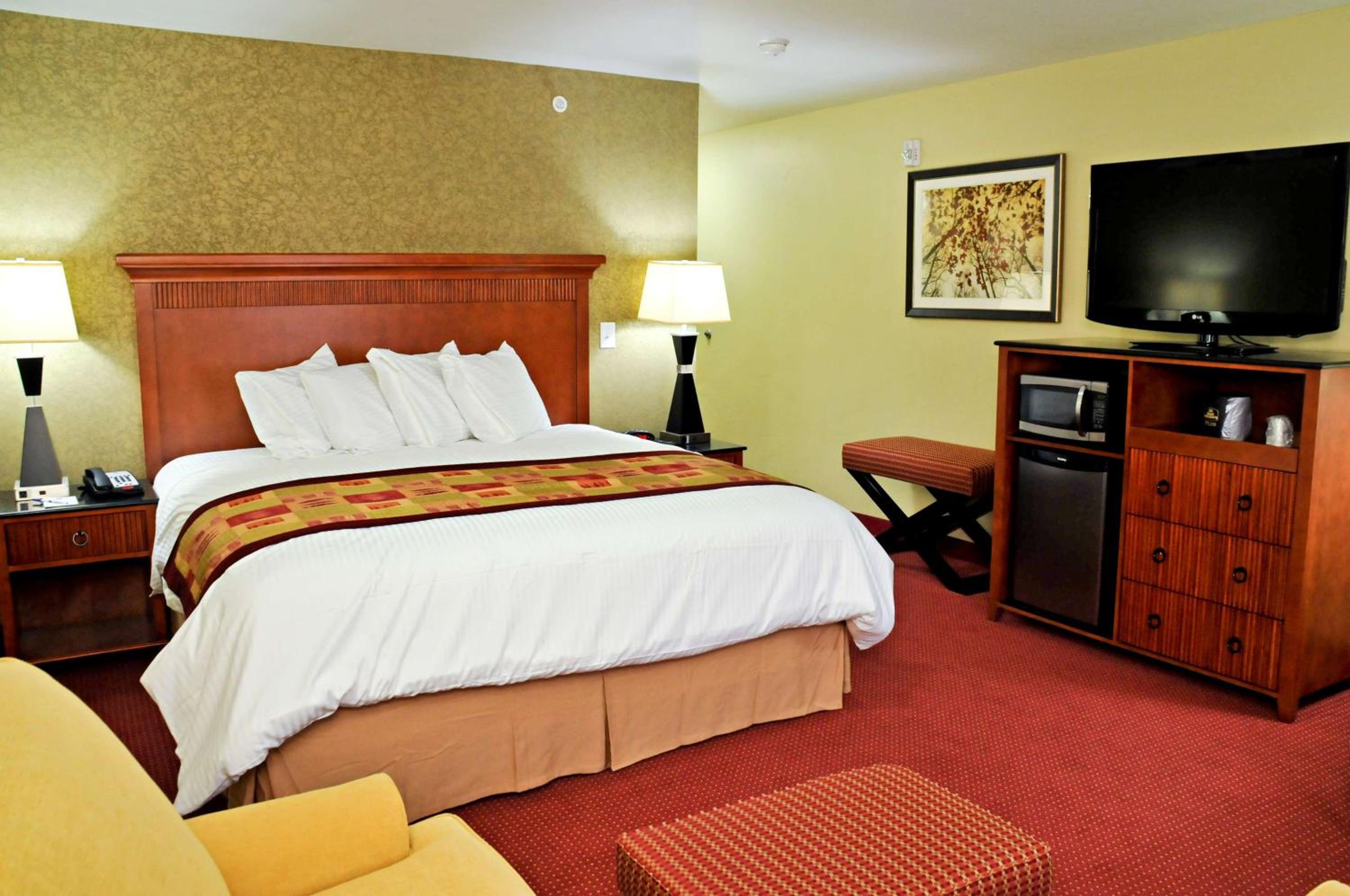 King Room with Bath Tub - Mobility Accessible/Non-Smoking photo 3
