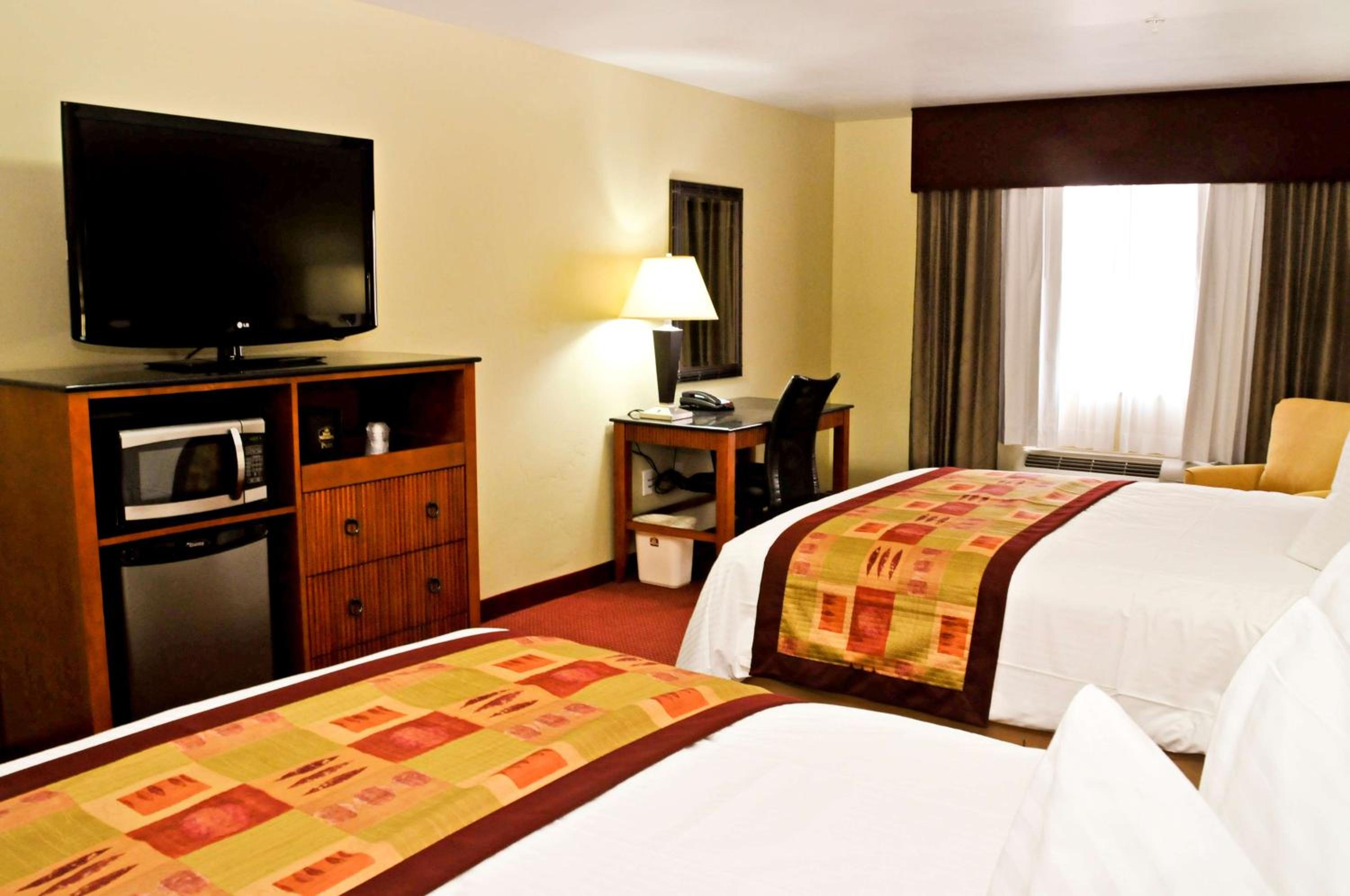 Queen Room with Two Queen Beds - Non-Smoking photo 3