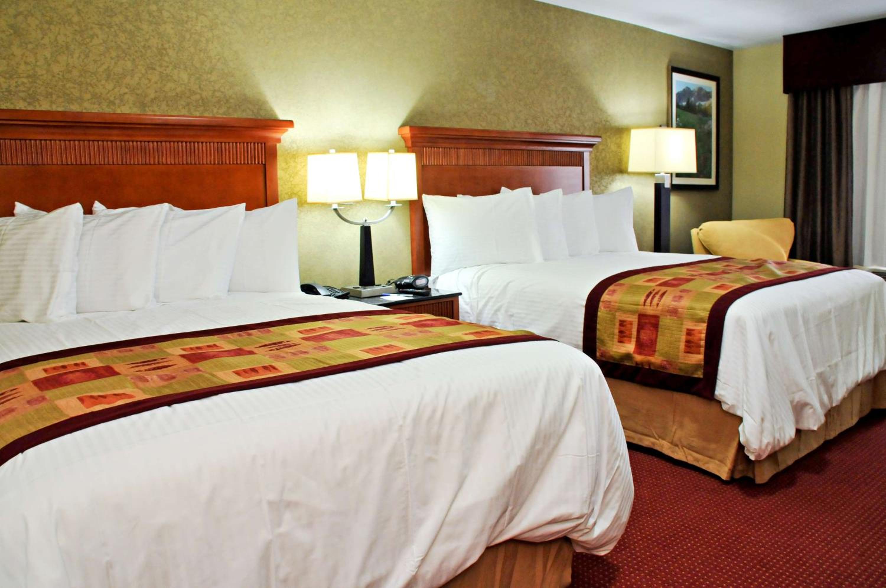 Queen Room with Two Queen Beds with Kitchenette photo 2