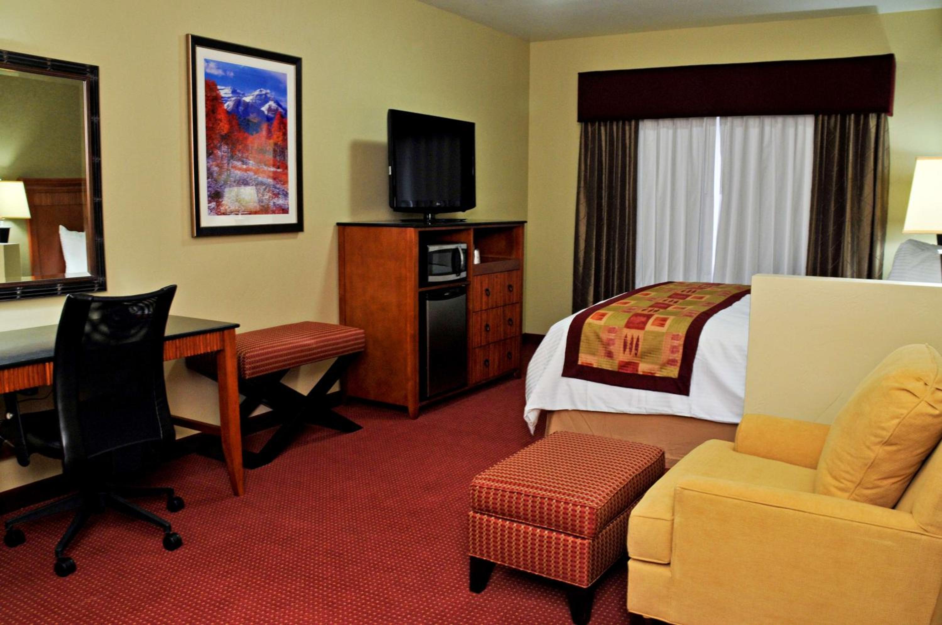 King Suite with Whirlpool - Non-Smoking photo 2