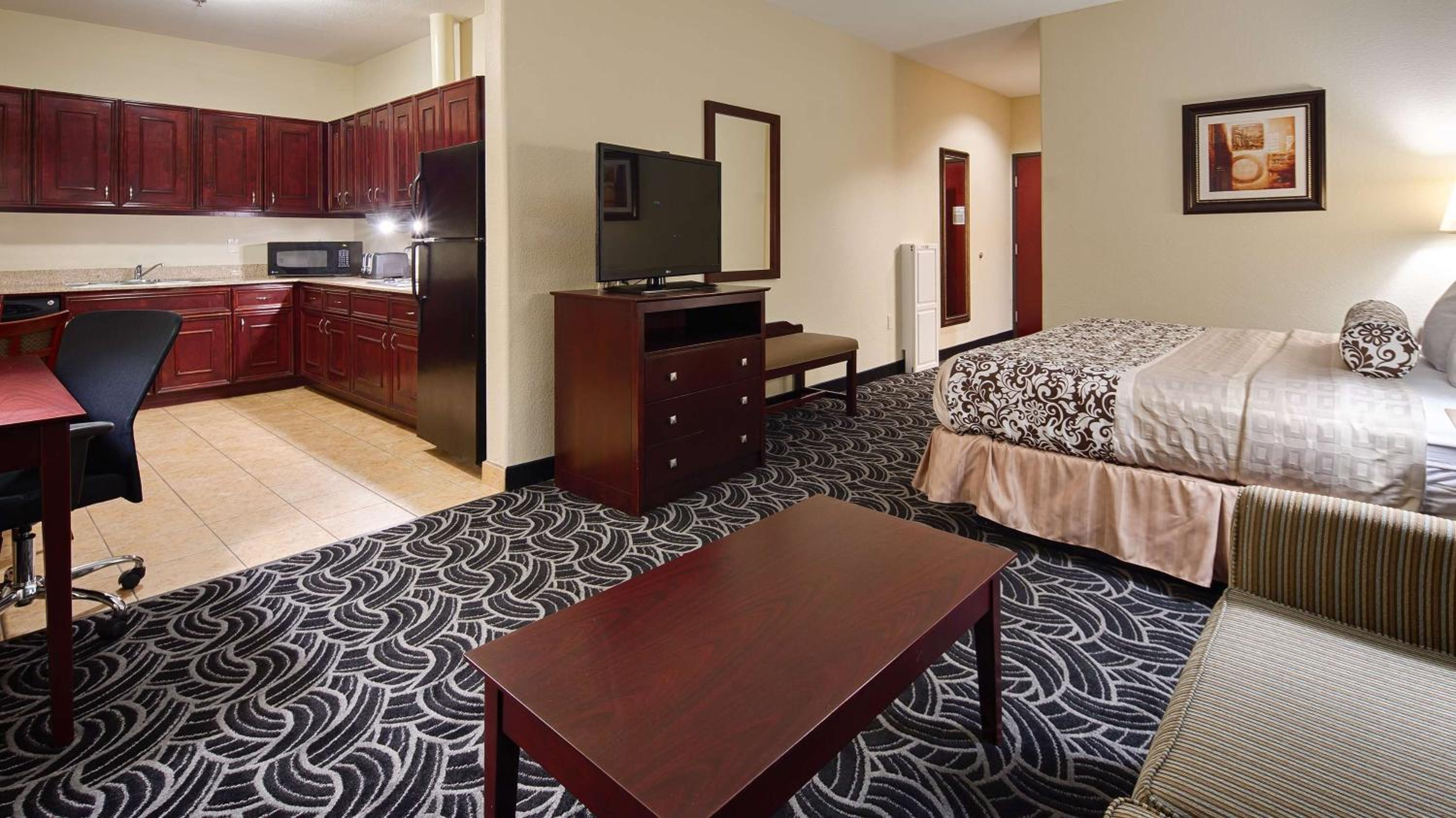 King Suite with Kitchen - Photo 4