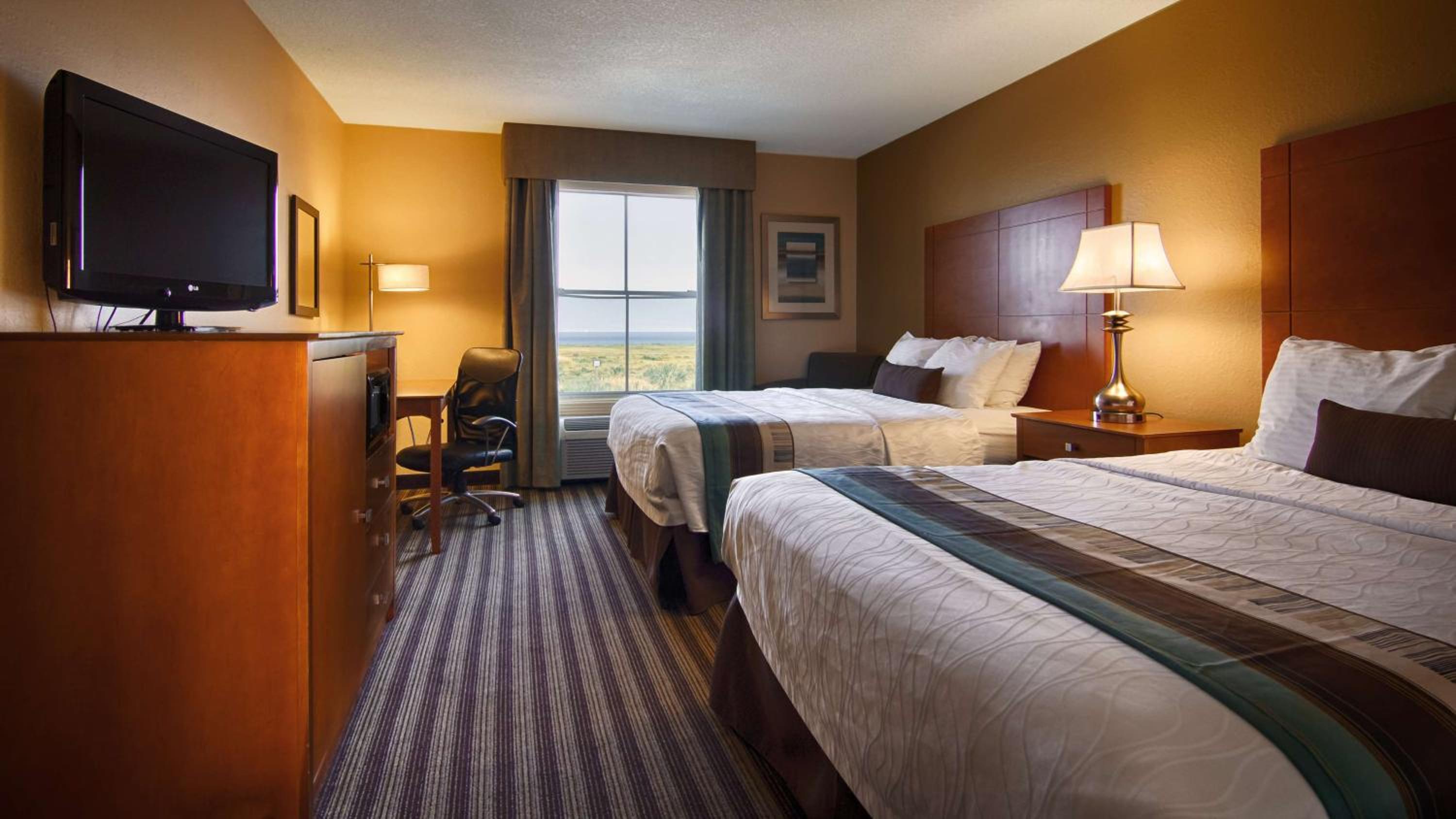 Queen Suite with Two Queen Beds - Photo 2