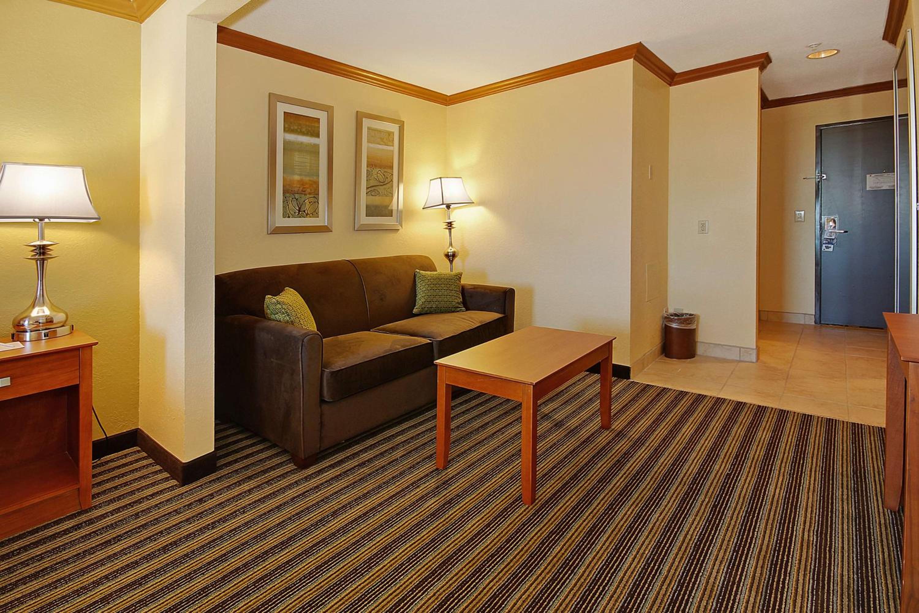 Queen Suite with Two Queen Beds - Photo 1
