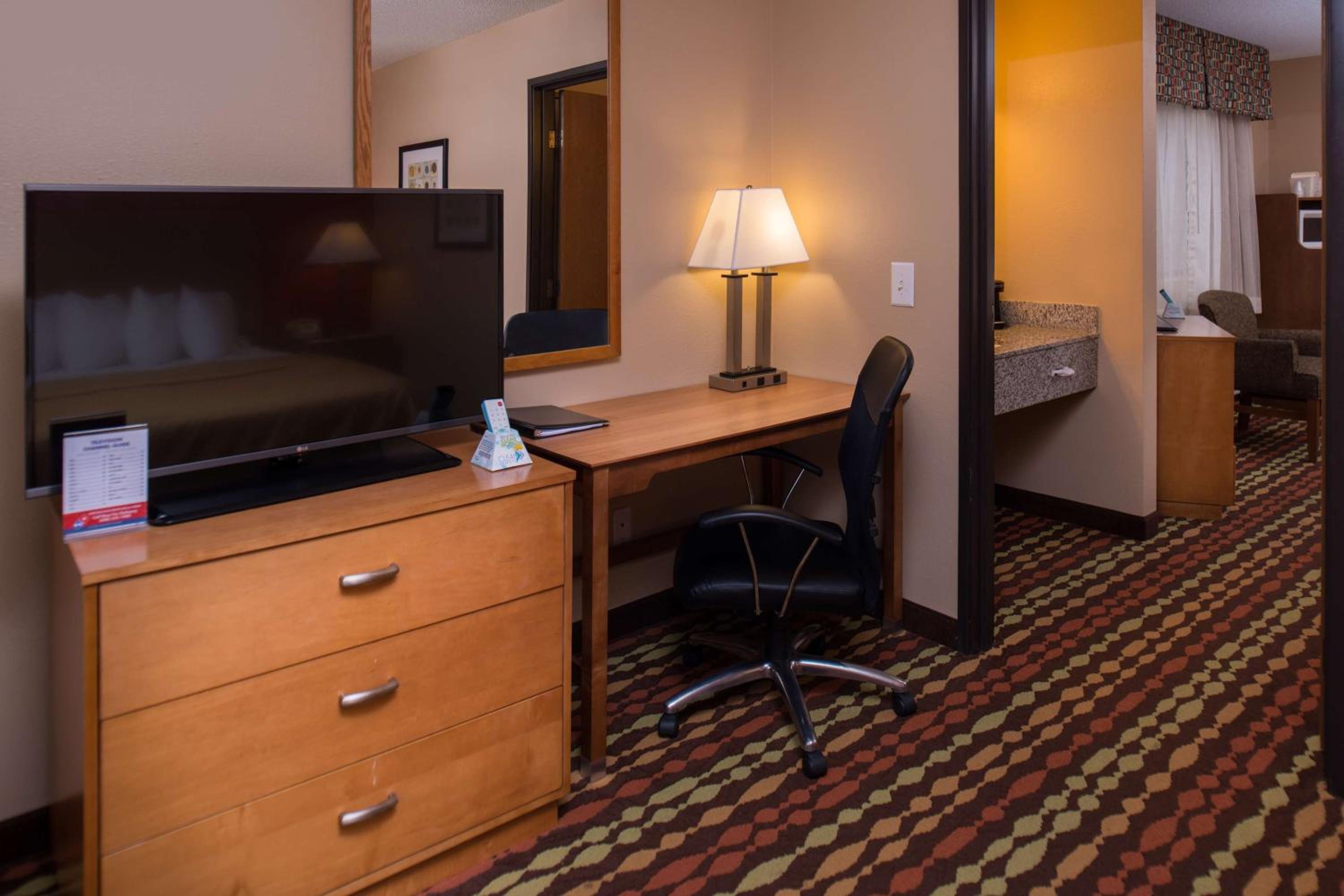 Queen Room with Two Queen Beds, photo 7