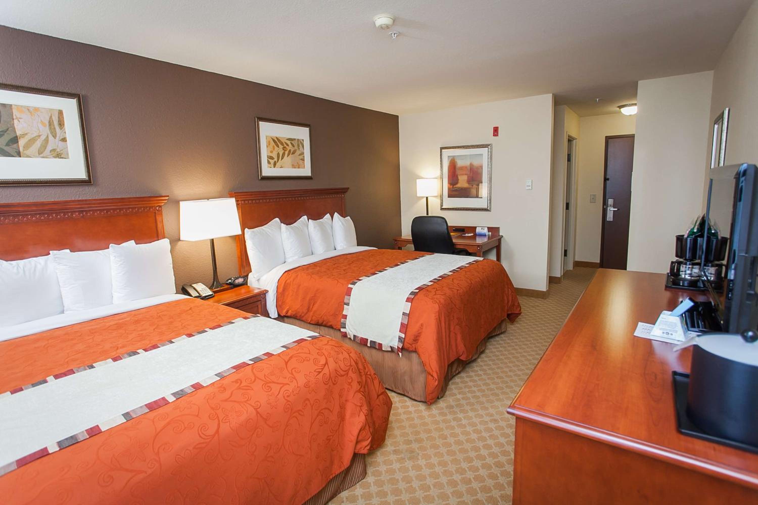 Queen Room with Two Queen Beds - Non-Smoking - Photo 1
