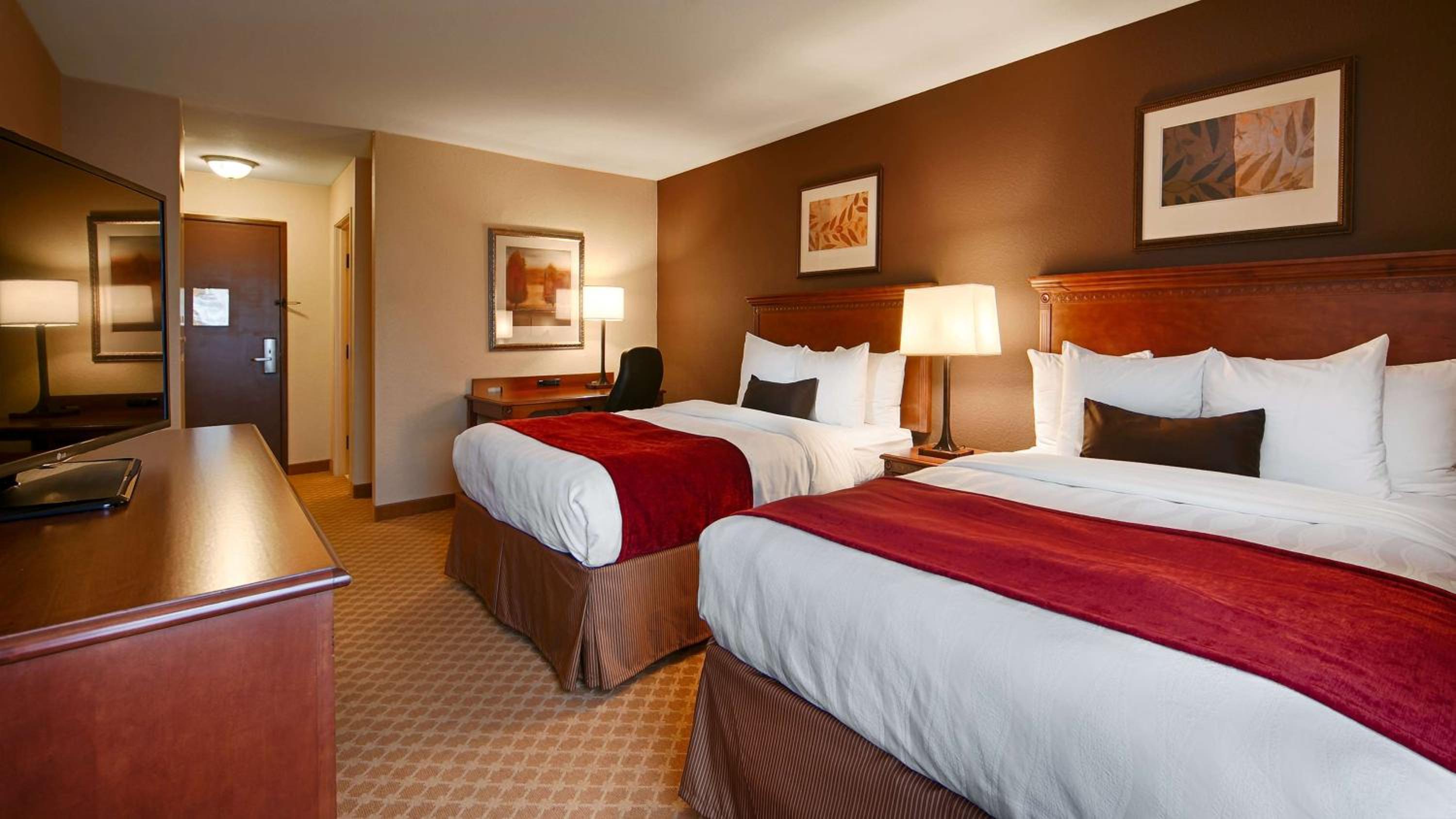 Queen Room with Two Queen Beds - Non-Smoking - Photo 2