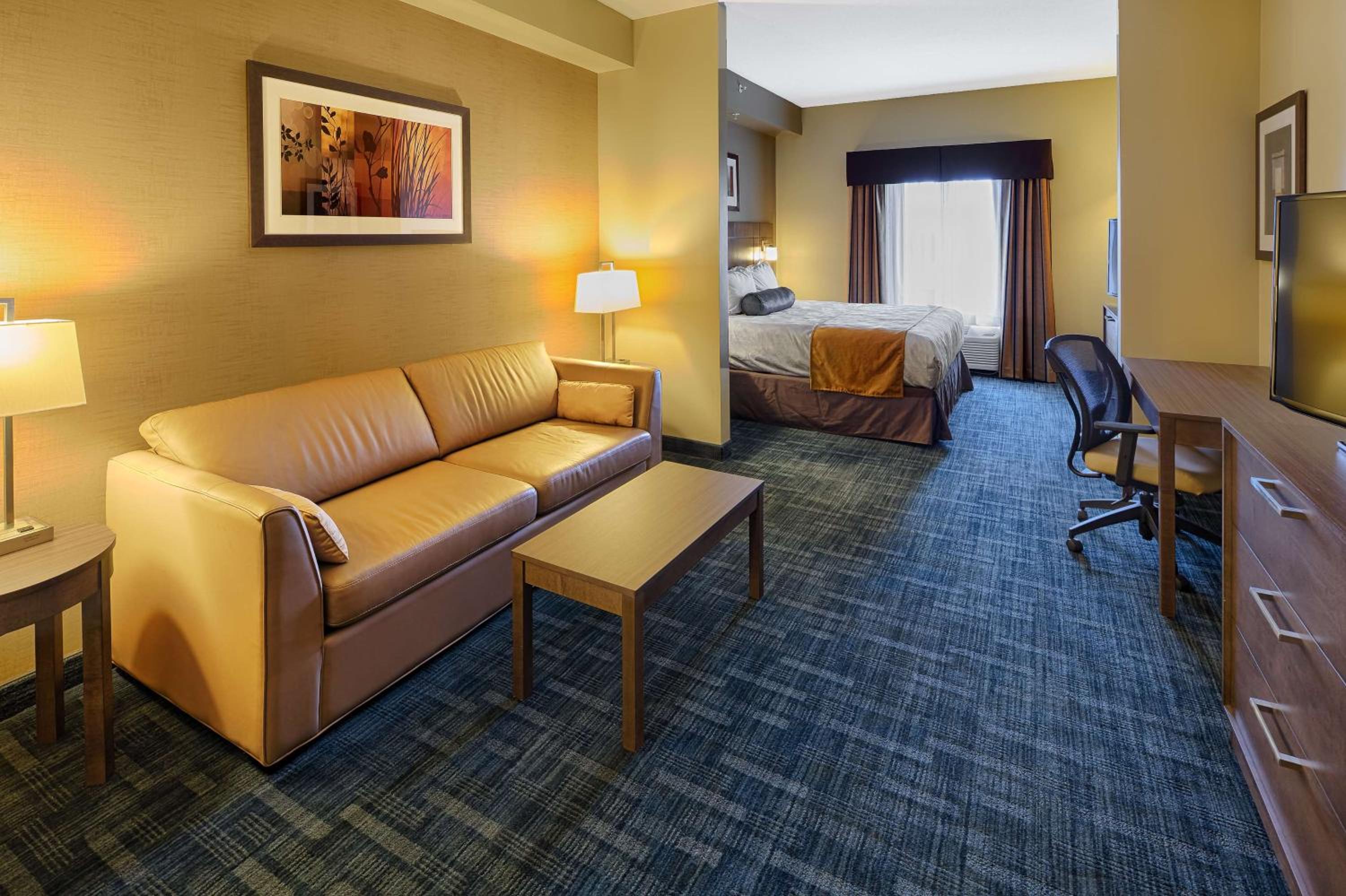 King Suite with Sofa Bed - Non-Smoking thumbnail 5