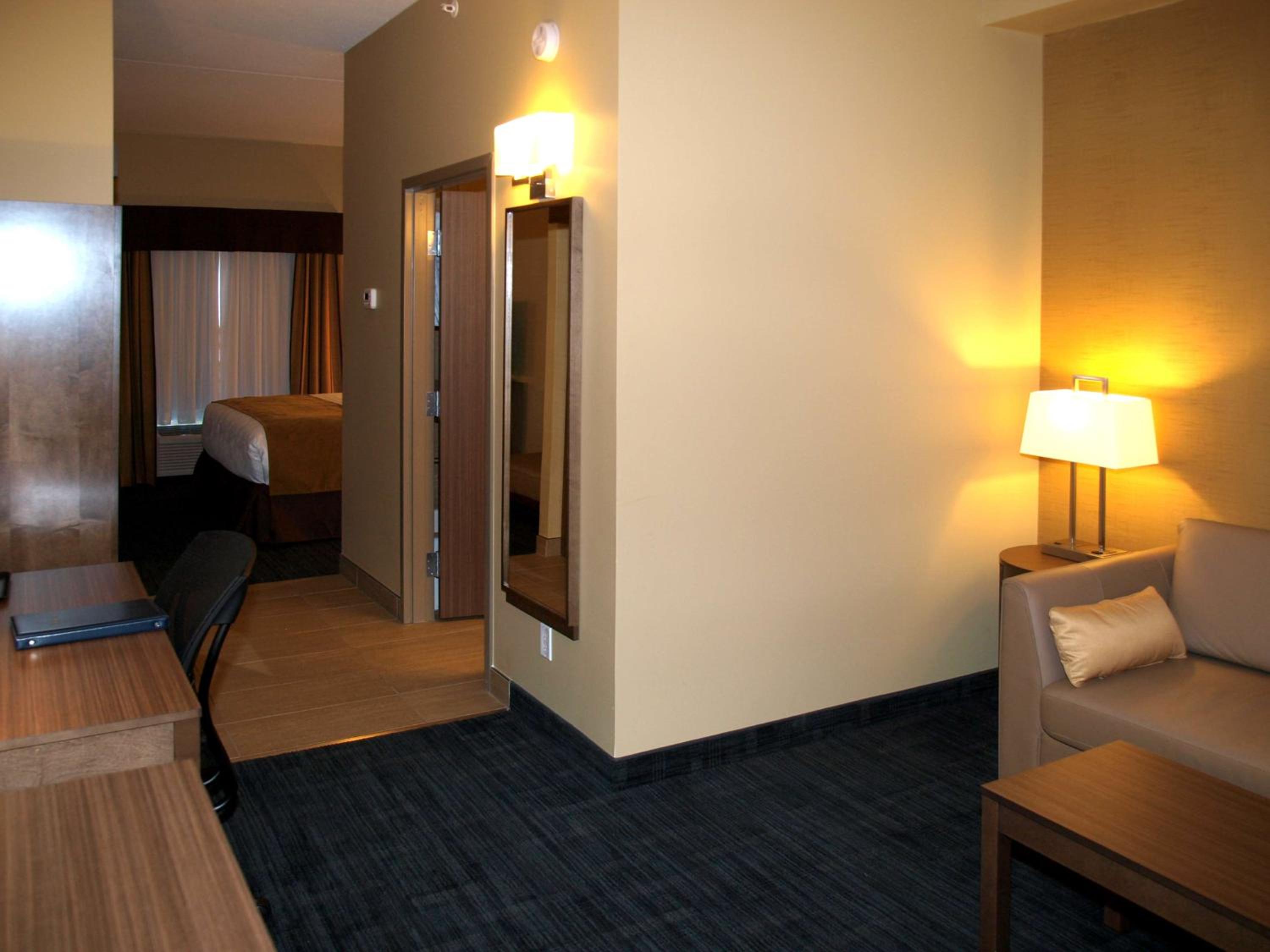 King Suite with Sofa Bed - Non-Smoking thumbnail 6