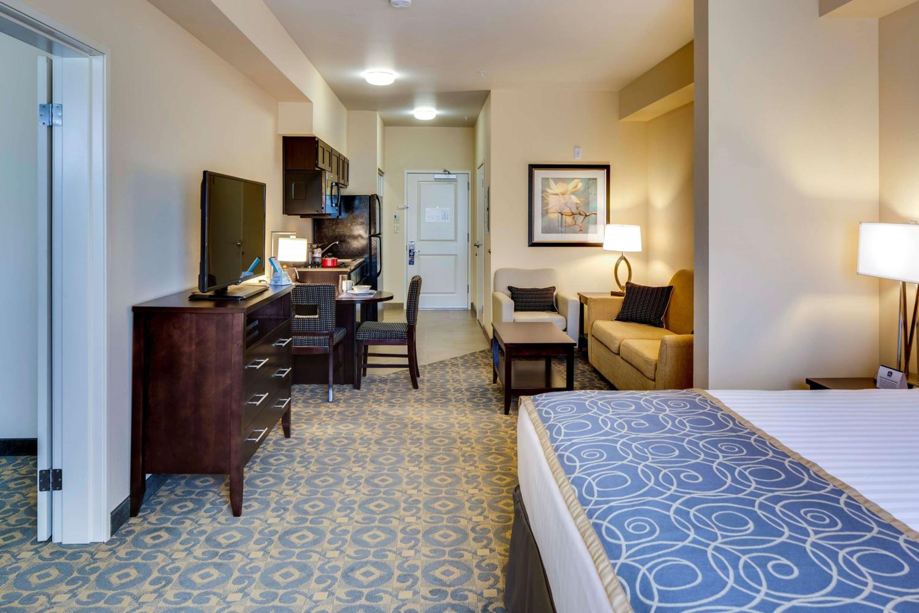 One-Bedroom King Suite with Two King Beds, Kitchenette and Shower - Non-Smoking