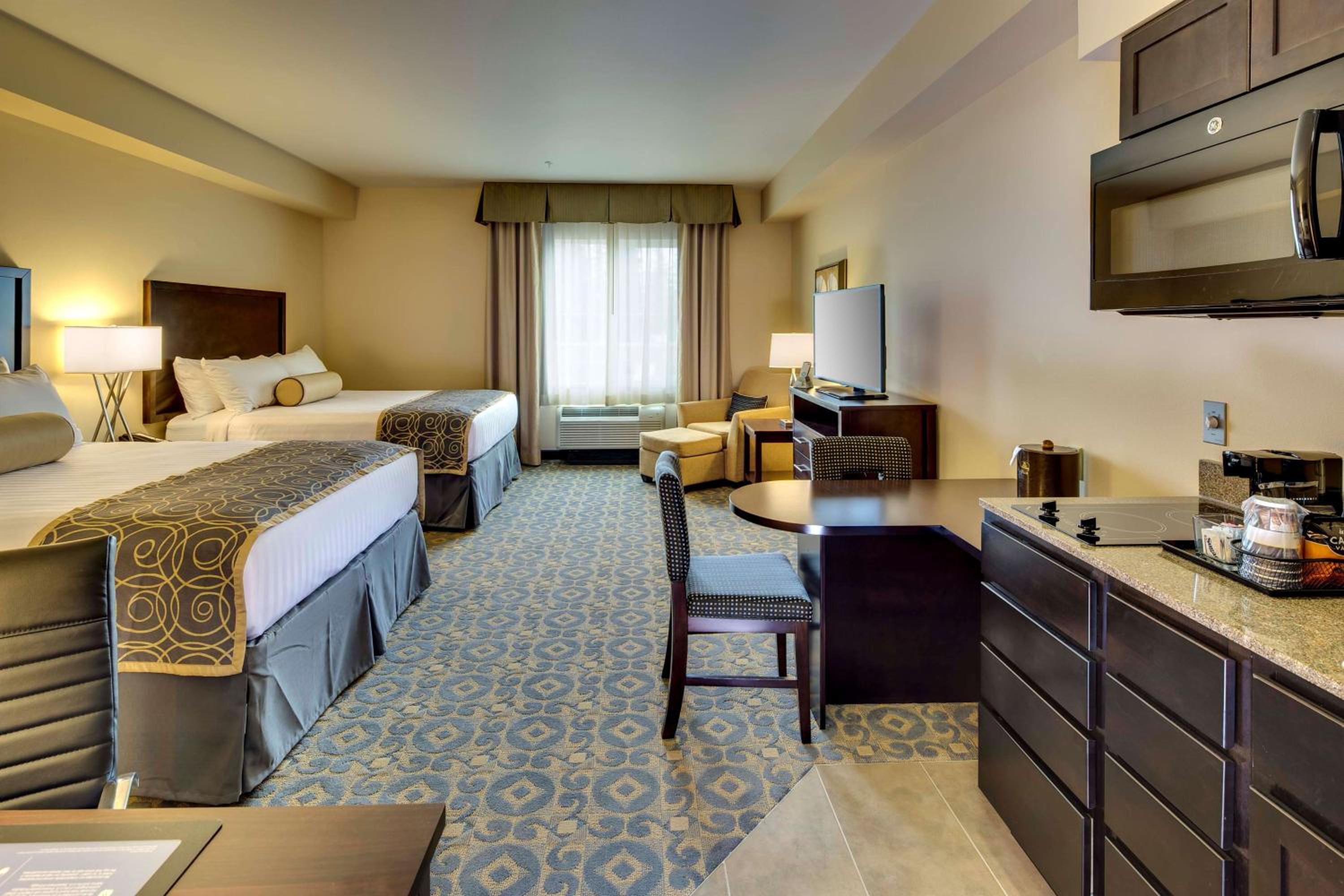 Executive Queen Room with Two Queen Beds and Shower - Non-Smoking