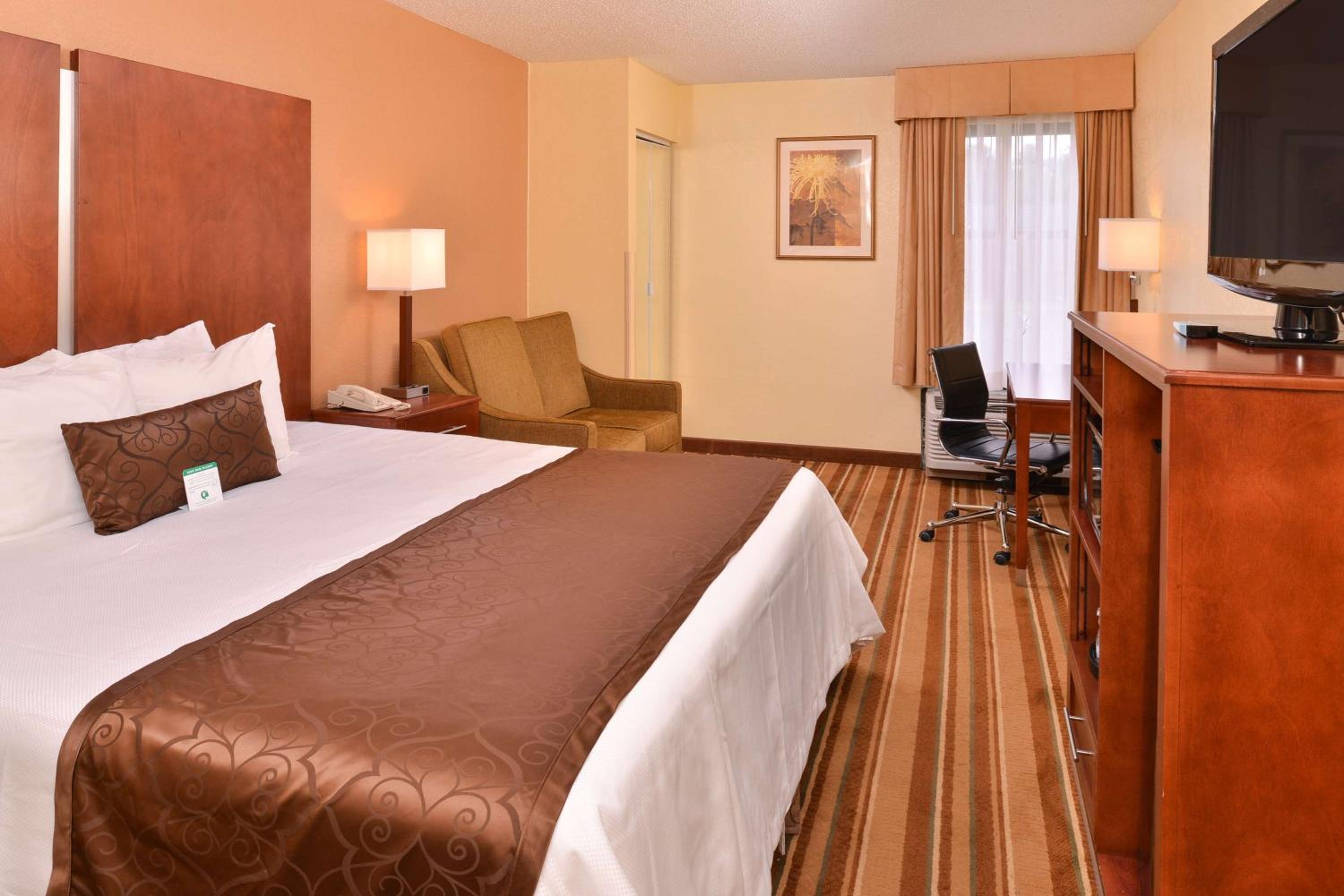 Deluxe King Room - Non-Smoking - Photo 3