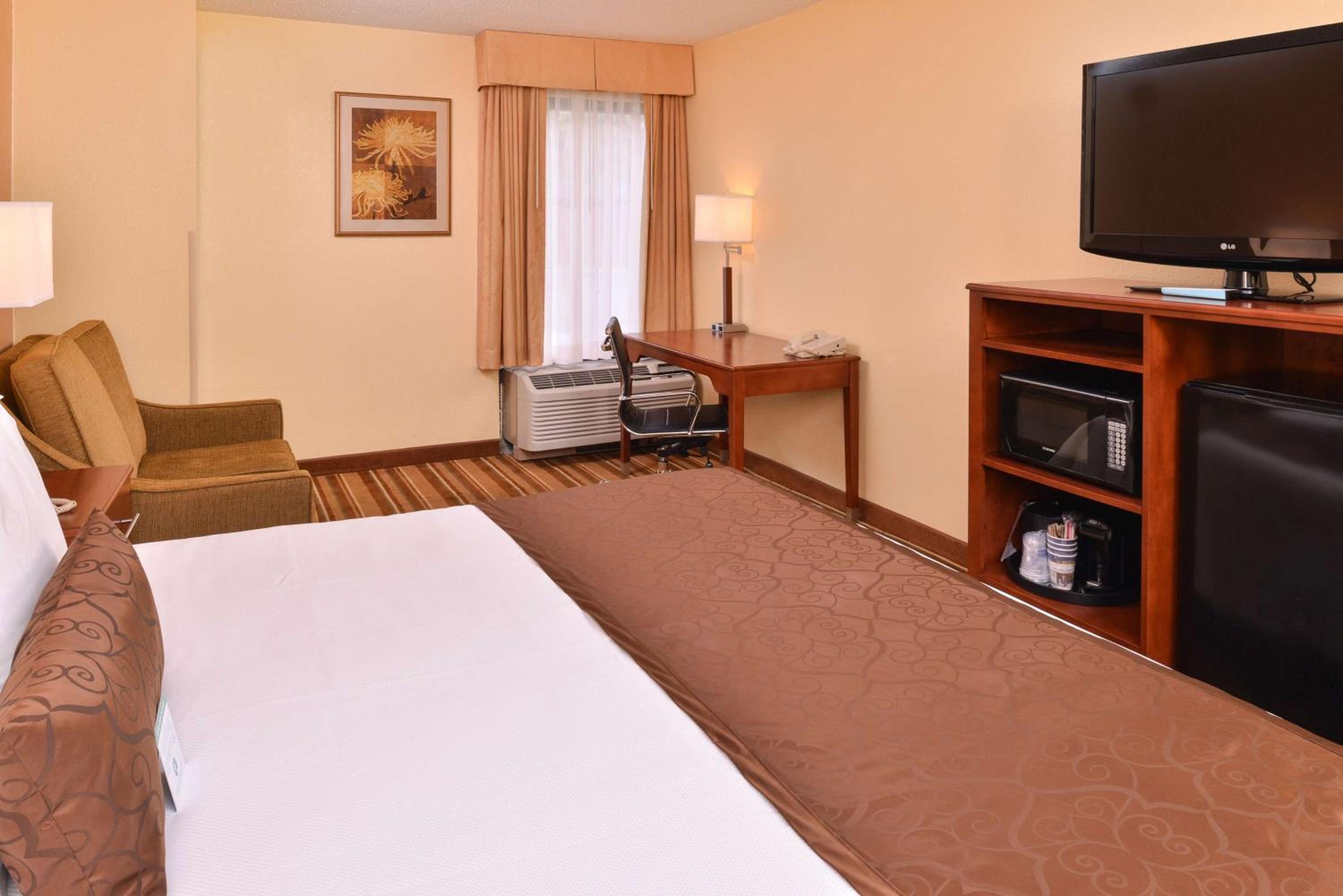 Deluxe King Room - Non-Smoking - Photo 4