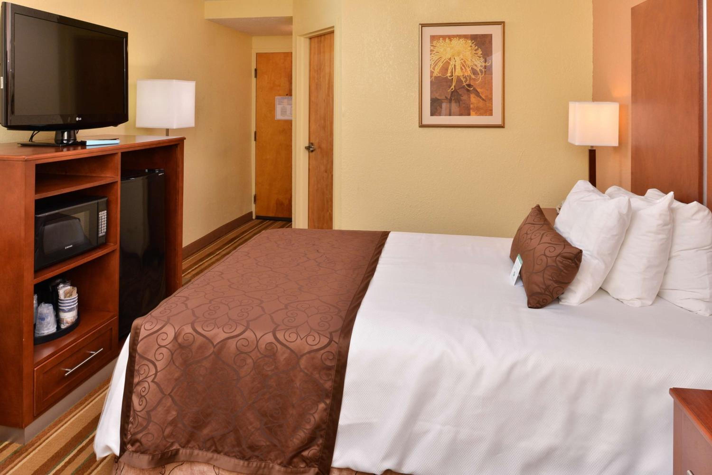 Double Room - Non-Smoking  - Photo 7